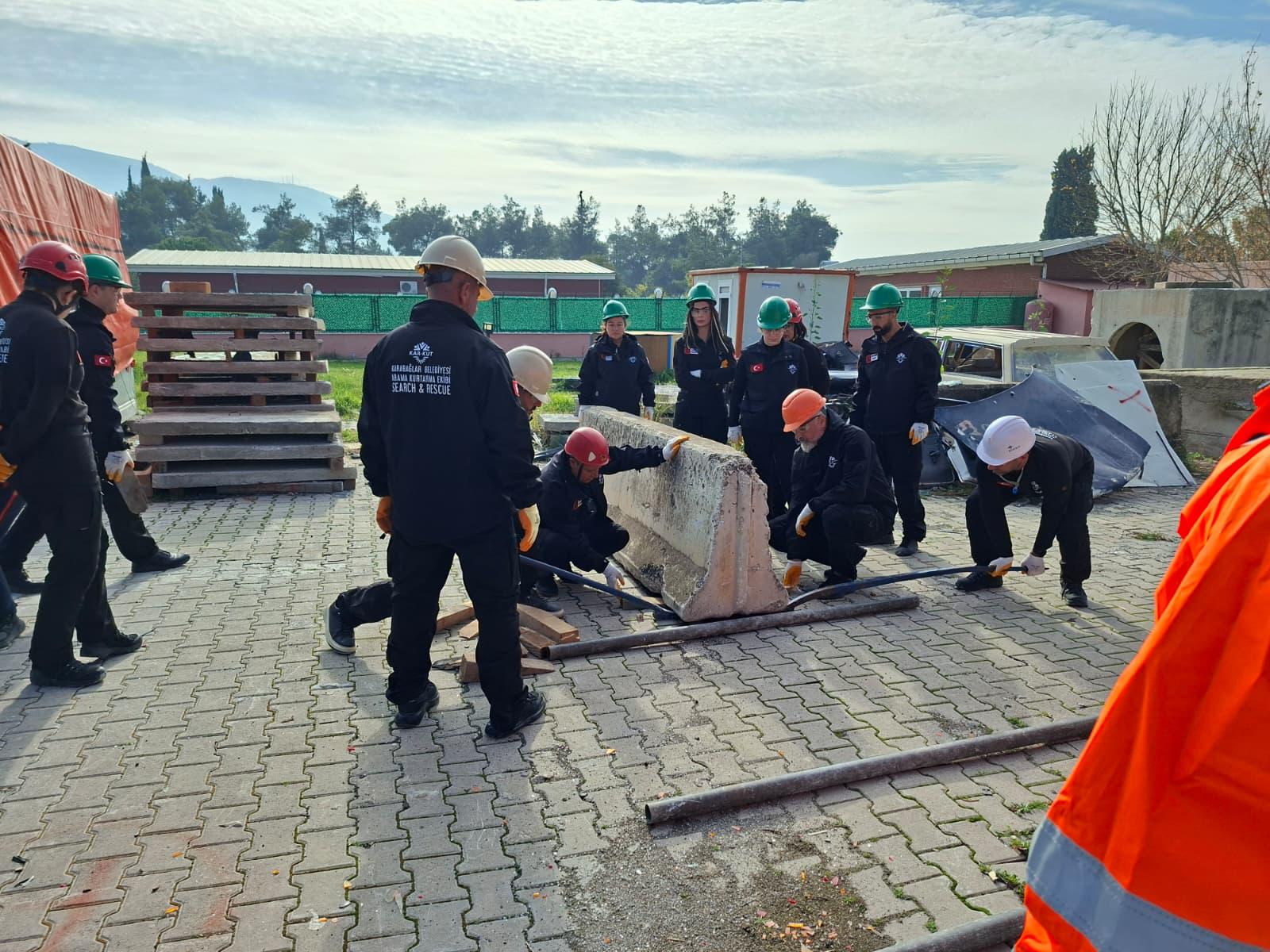 Karabağlar Afetlere Hazırlanıyor Kar Kut Sahaya Indi (4)
