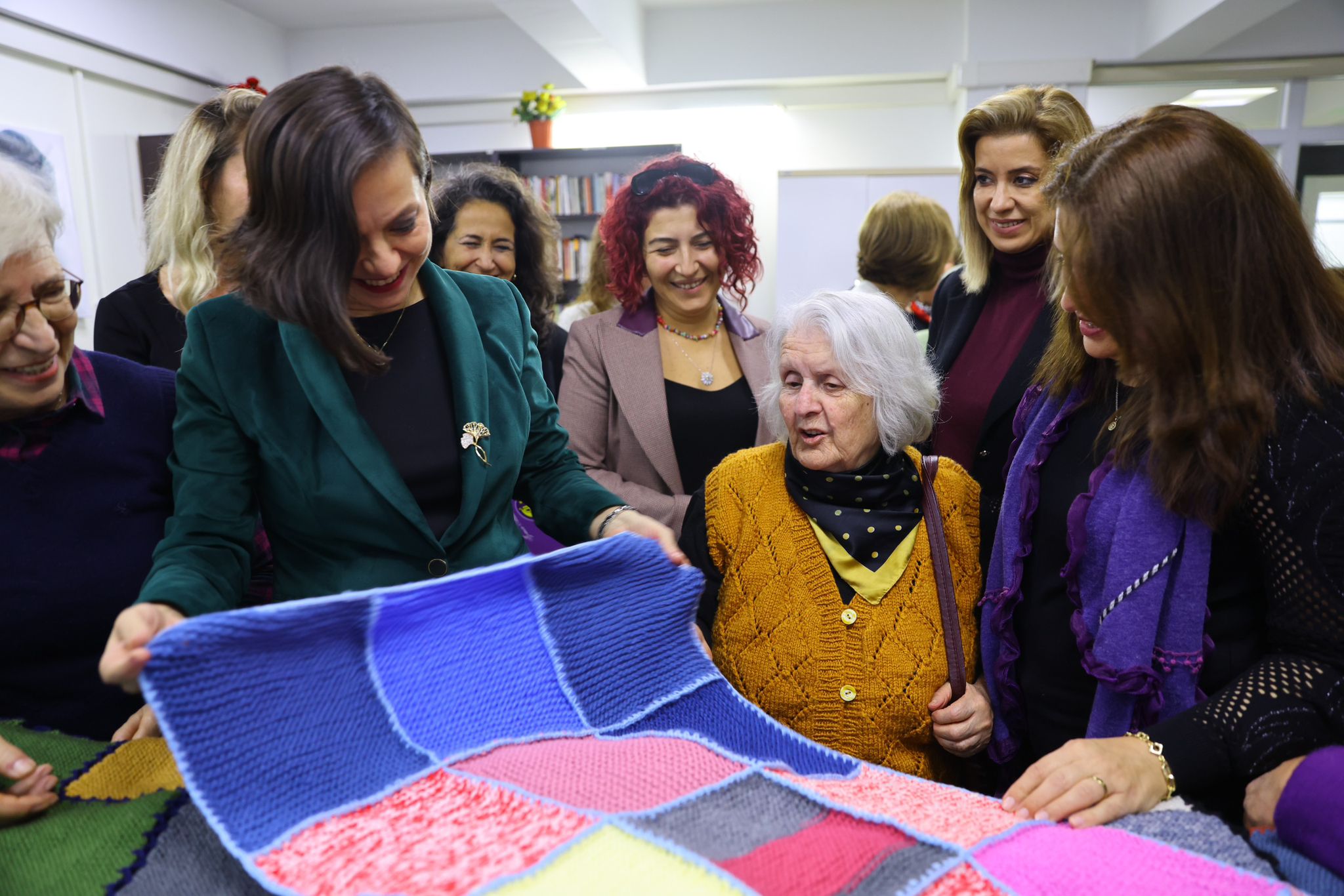 Karabağlar’da Kadınlar Ördü, Umut Battaniyelere Dönüştü (1)