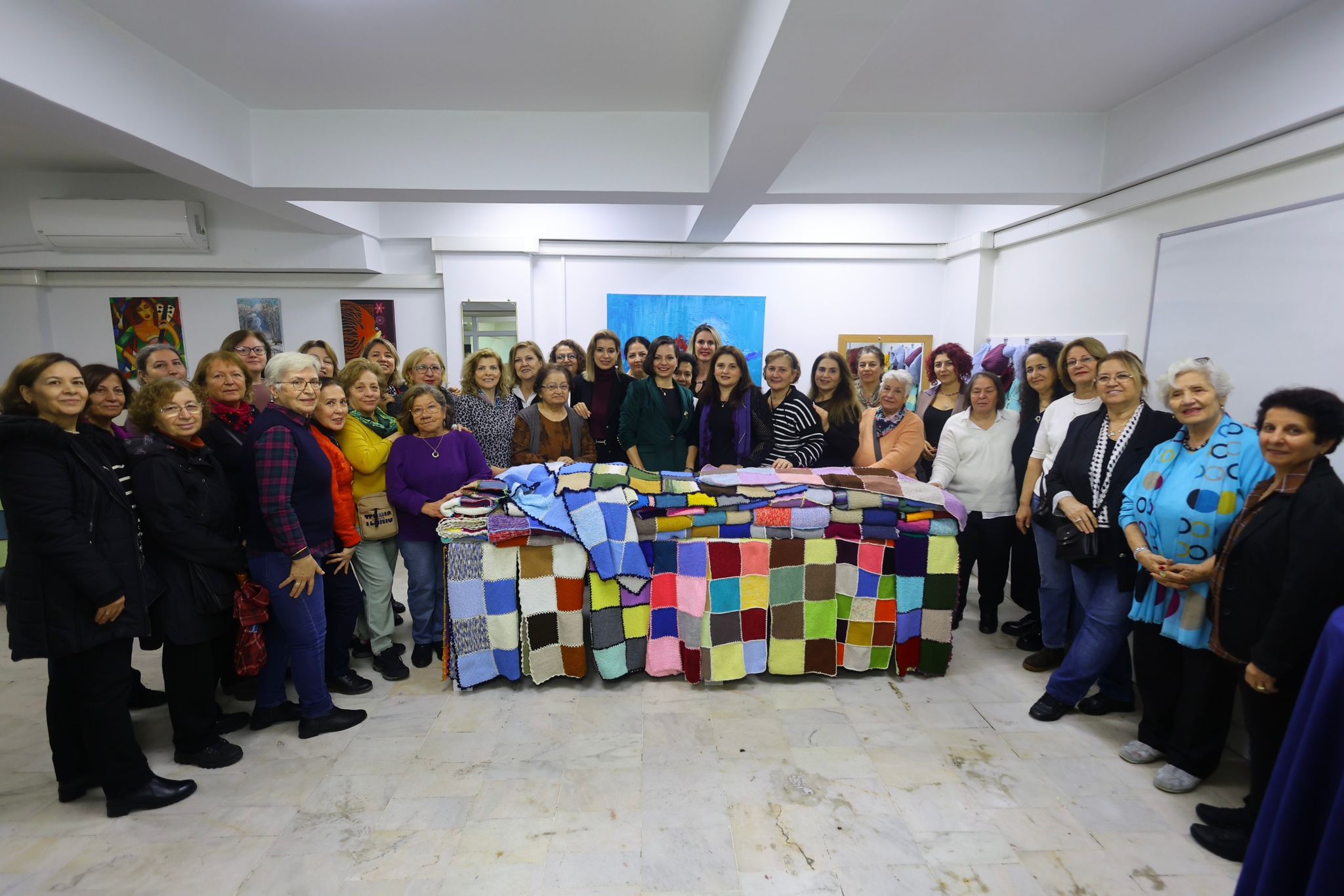 Karabağlar’da Kadınlar Ördü, Umut Battaniyelere Dönüştü (3)