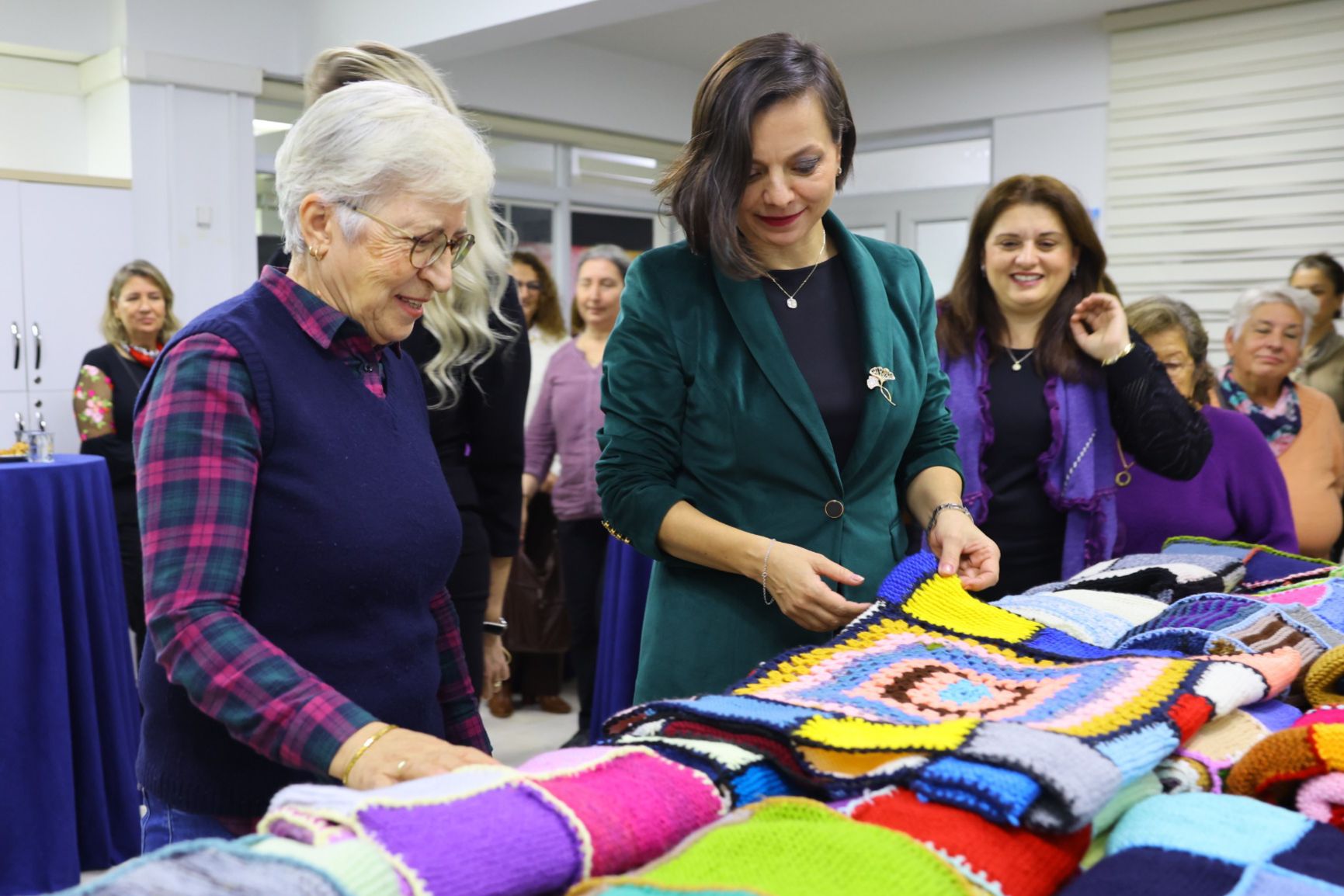 Karabağlar’da Kadınlar Ördü, Umut Battaniyelere Dönüştü (6)