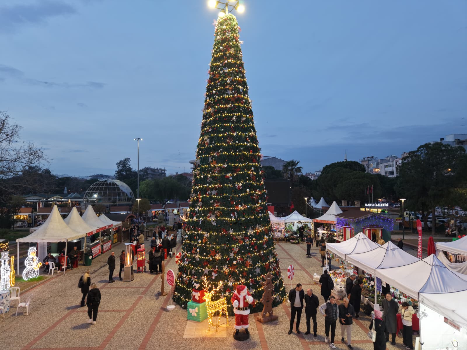 Karşıyaka’da Yeni Yıl Heyecanı Meydanlara Taştı (3)