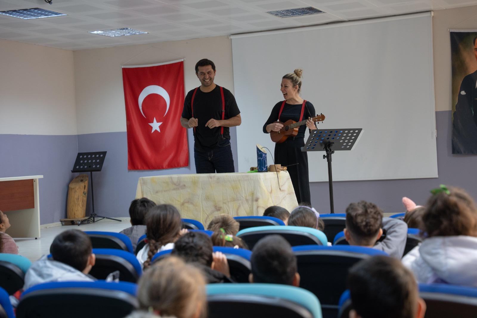 'Kendini Arayan Zürafa' Buca’da Çocuklarla (1)