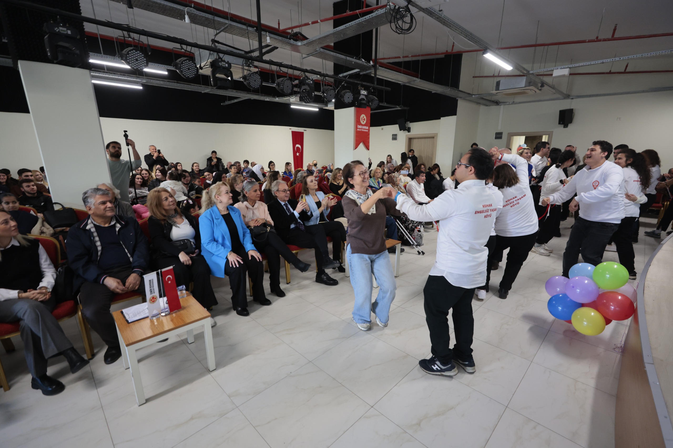 Konak’ta ‘Bizi Fark Et, Bizi Anla’ Mesajı (5)