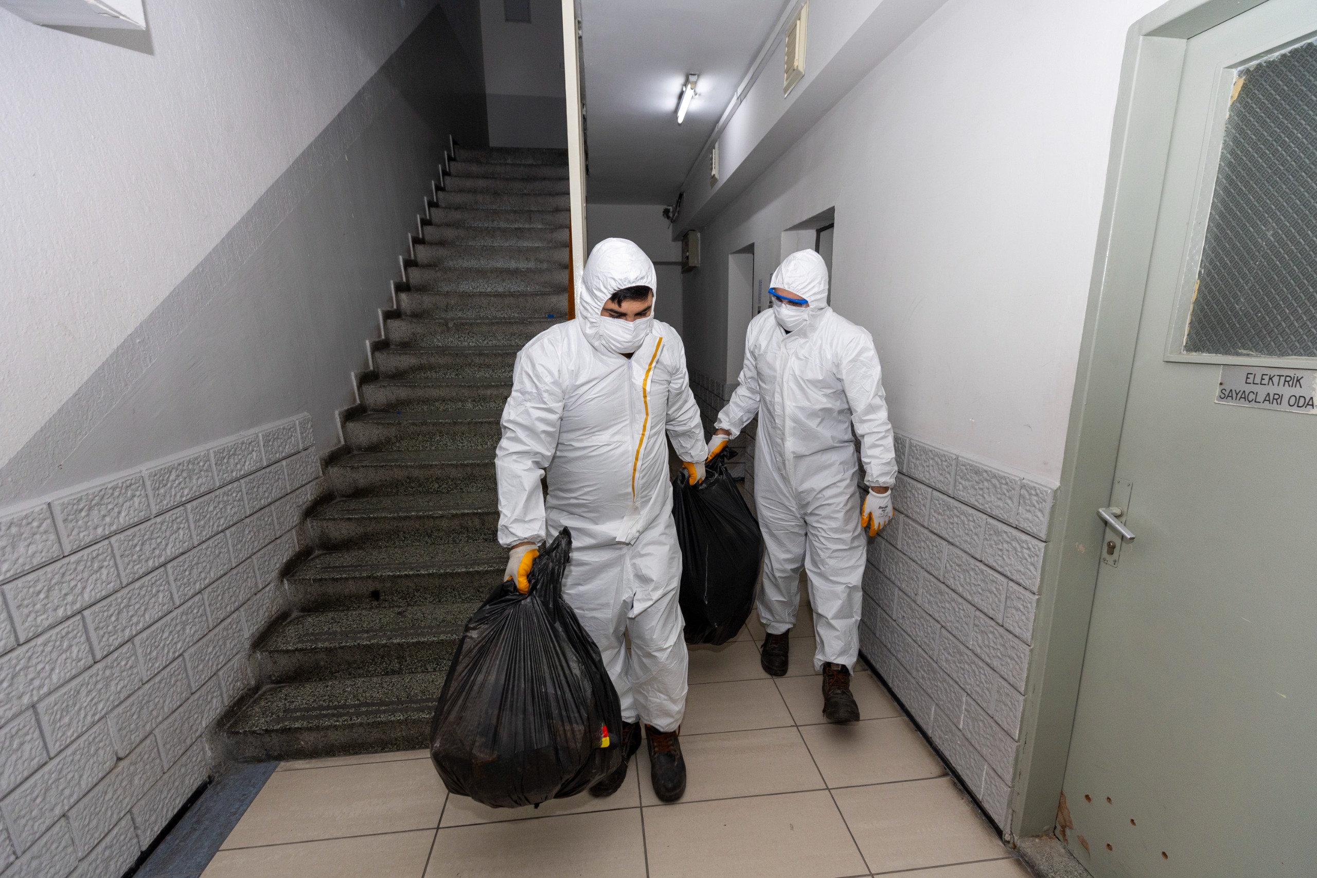 Konak’ta Koku Her Yere Yayılmıştı! Daireden 4 Kamyon Atık Çıktı (2)