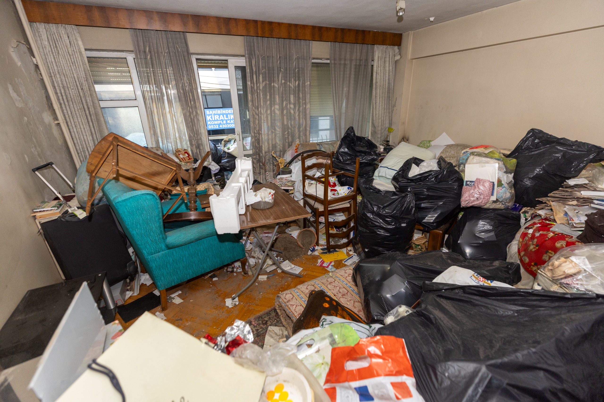 Konak’ta Koku Her Yere Yayılmıştı! Daireden 4 Kamyon Atık Çıktı (4)