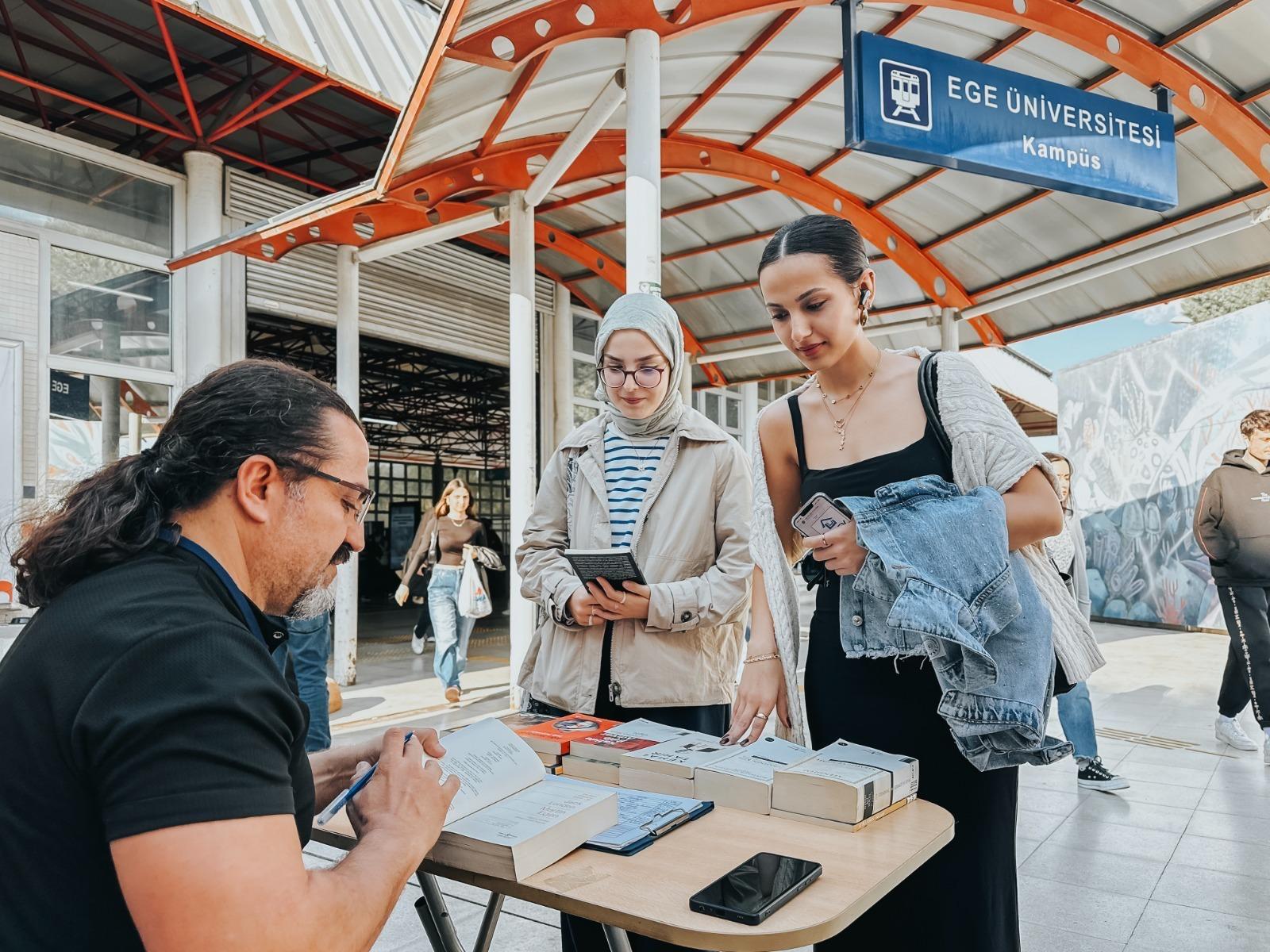 Kütüphaneler İzmir’in Yeni Buluşma Noktası Oldu (4)
