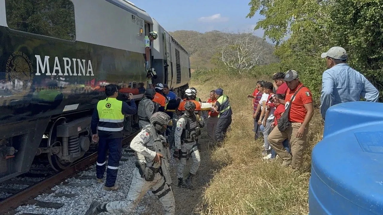 Meksikada Tren Kazasi Cok Sayida