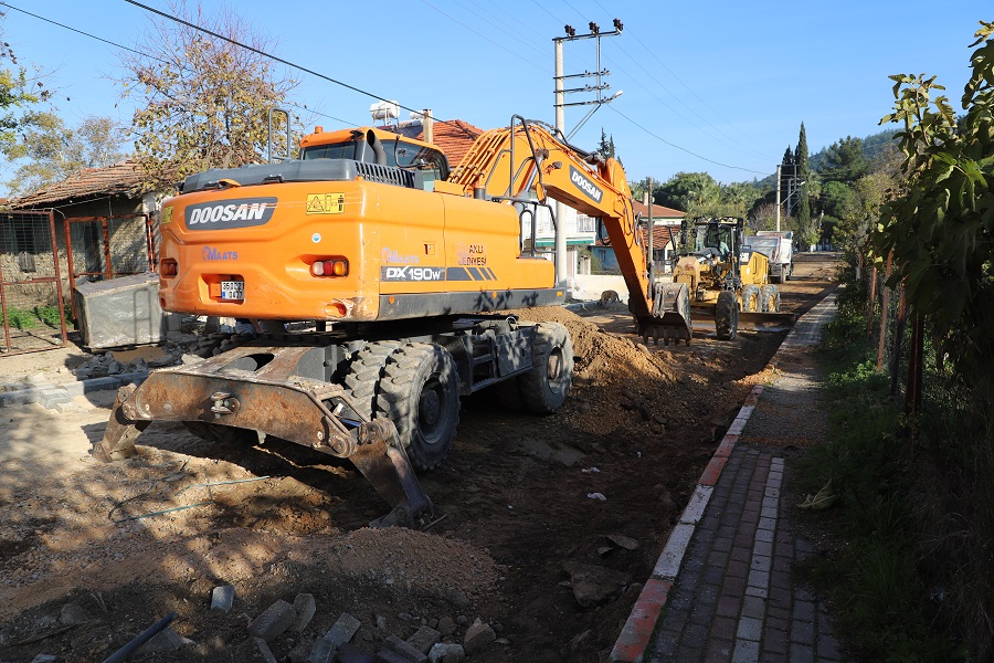 Menderes Belediyesi, Değirmendere Mahallesi’ndeki Gazi Mustafa Kemal Caddesi’nde Yol Yenileme Çalışmalarına Başladı (4)