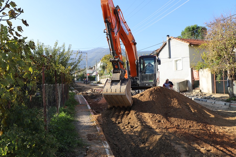 Menderes Belediyesi, Değirmendere Mahallesi’ndeki Gazi Mustafa Kemal Caddesi’nde Yol Yenileme Çalışmalarına Başladı (5)