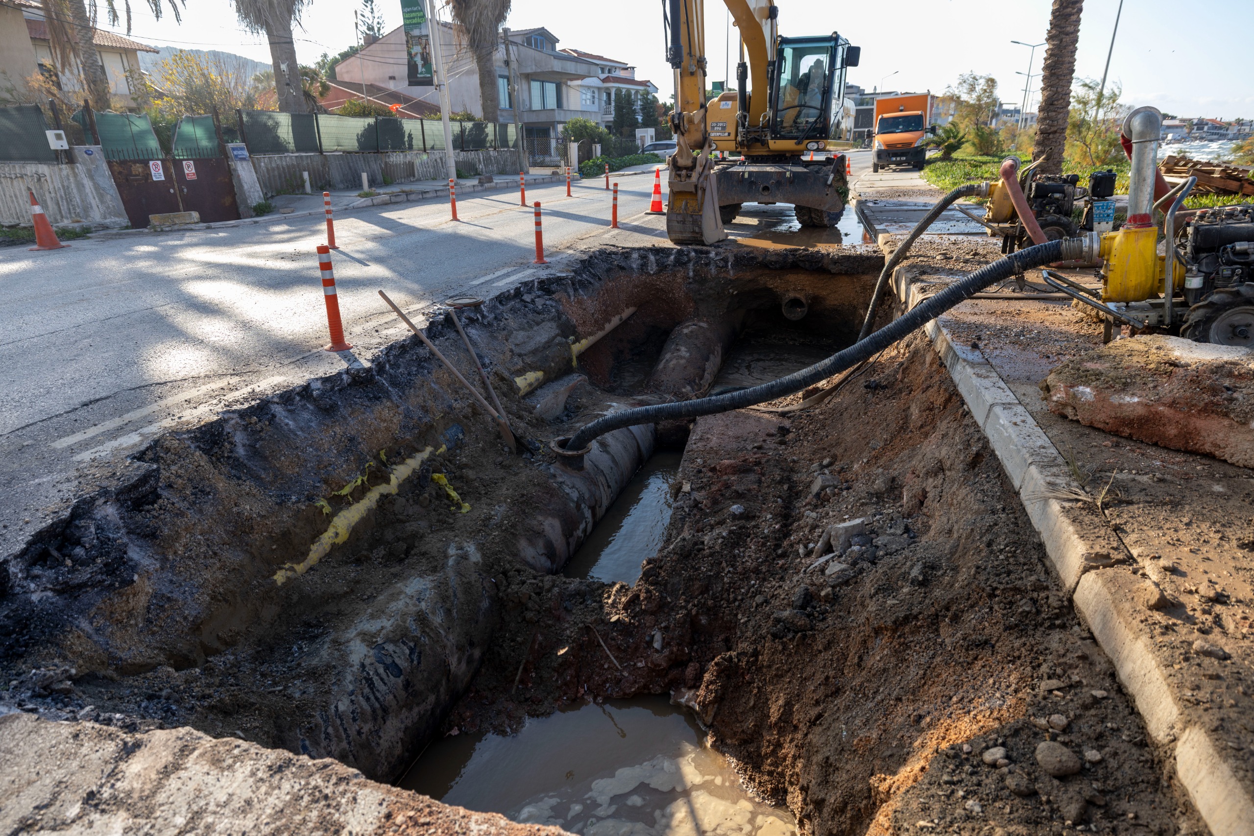 Mithatpaşa’daki Ana Boru Arızasında İzsu Seferber Oldu (2)