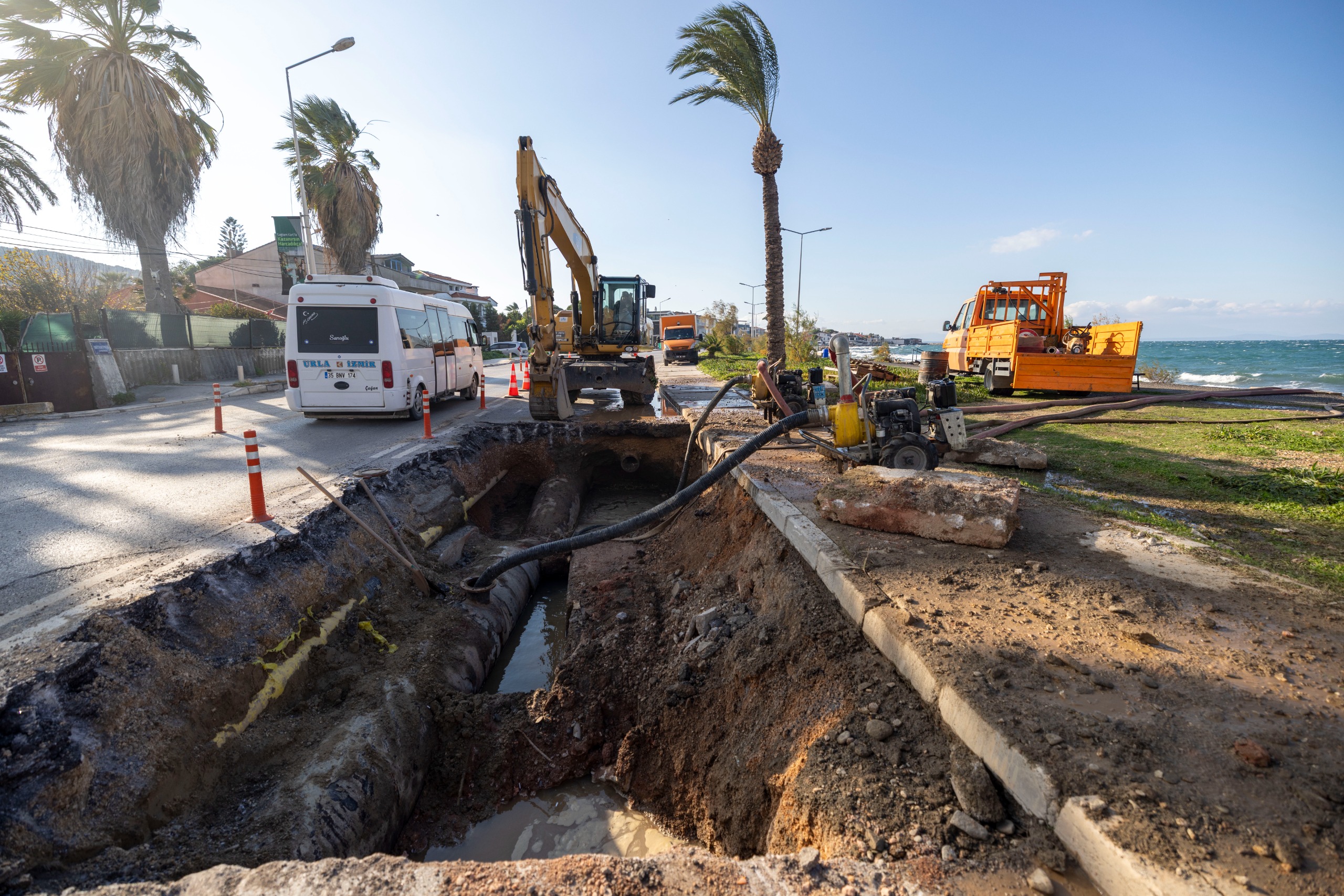 Mithatpaşa’daki Ana Boru Arızasında İzsu Seferber Oldu (3)