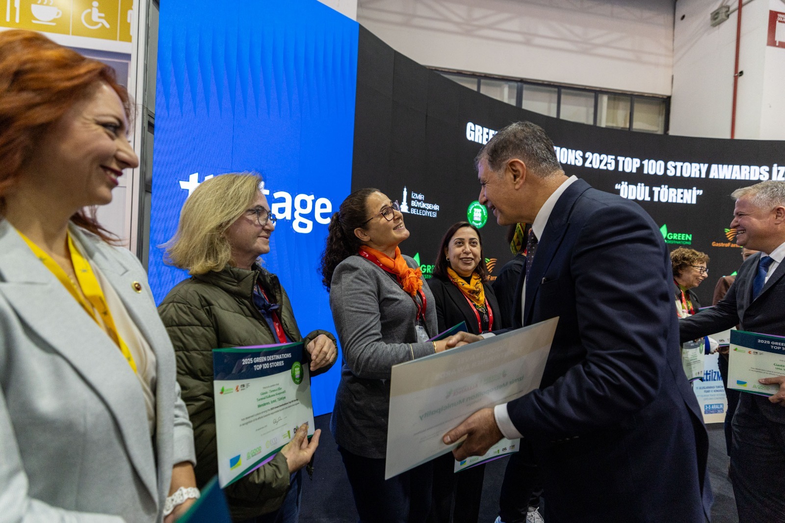 'Öncü Kuruluş' Ödülü Kente Geldi 'İzmir’in En Iyi Hikâyelerini Birlikte Yazacağız' (1)