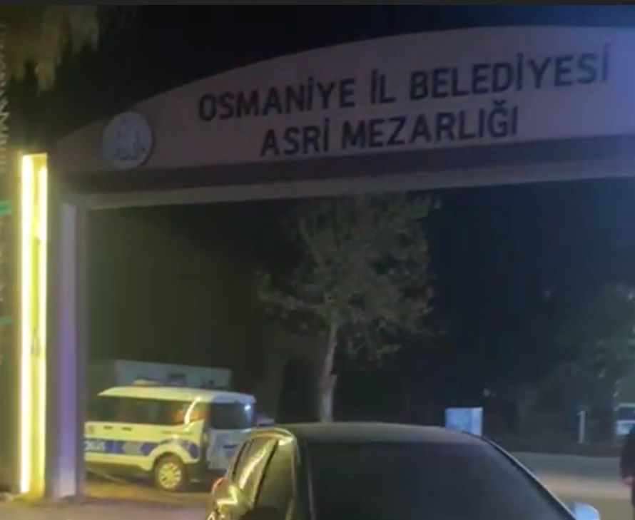 Osmaniye’de Mezarlıkta Şüpheli Ölüm 2 Genç Araçta Bulundu (3)