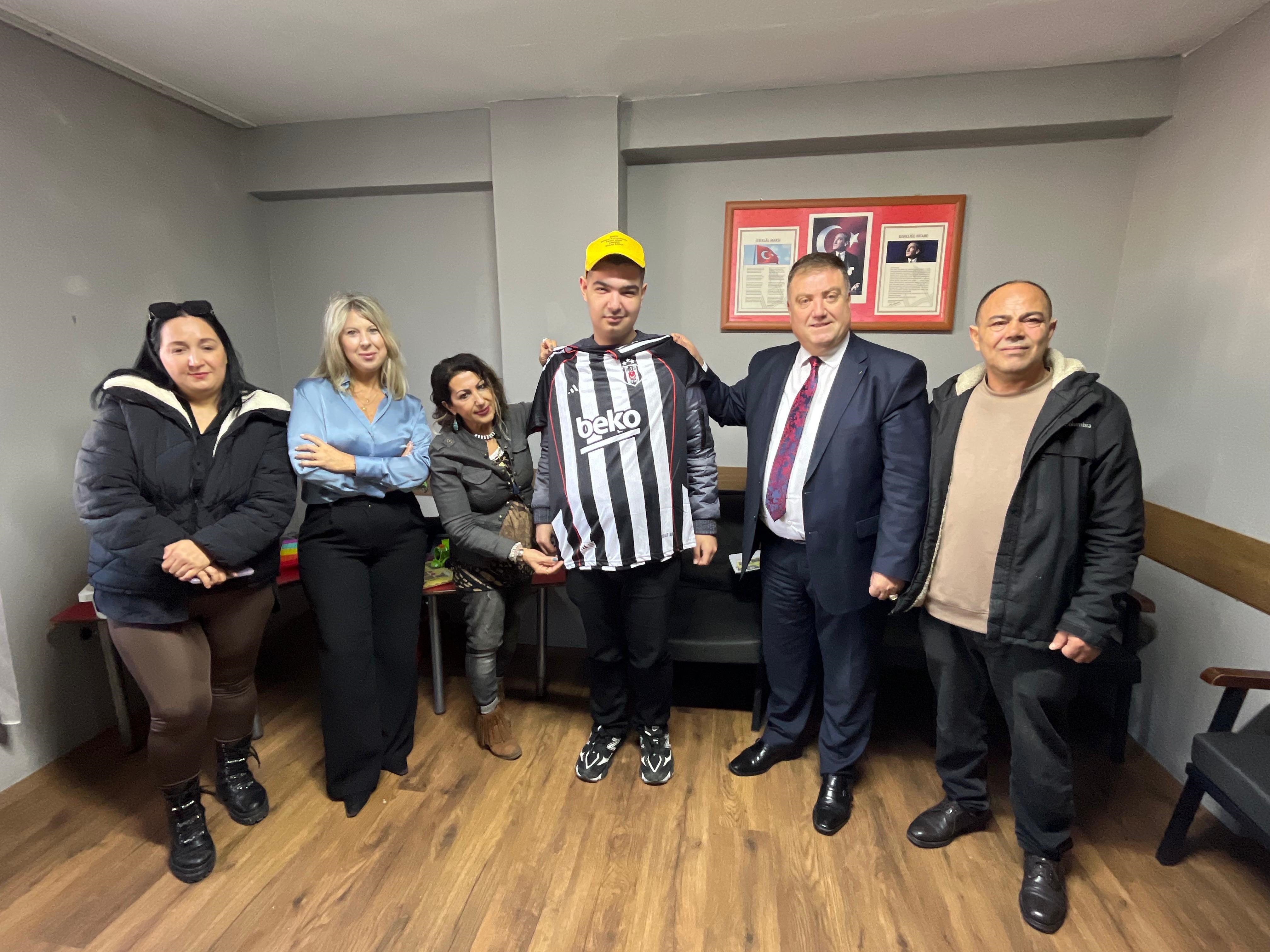 Otizmli Halil’in Taksi Sevgisi Duygulandırdı Oda Başkanı Özel Hediye Verdi (2)