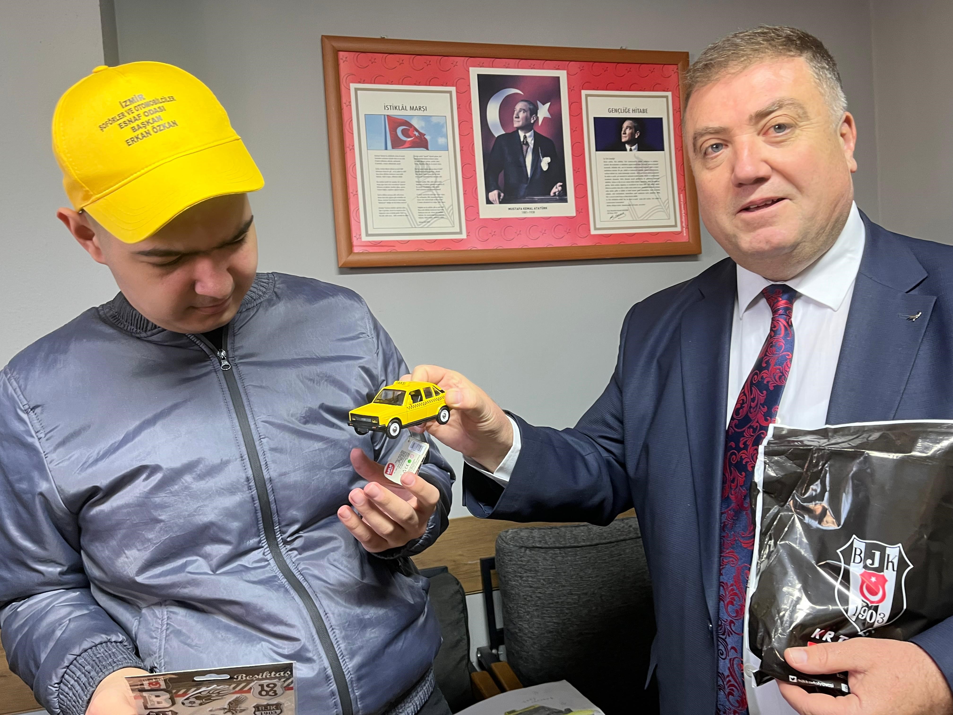 Otizmli Halil’in Taksi Sevgisi Duygulandırdı Oda Başkanı Özel Hediye Verdi (4)