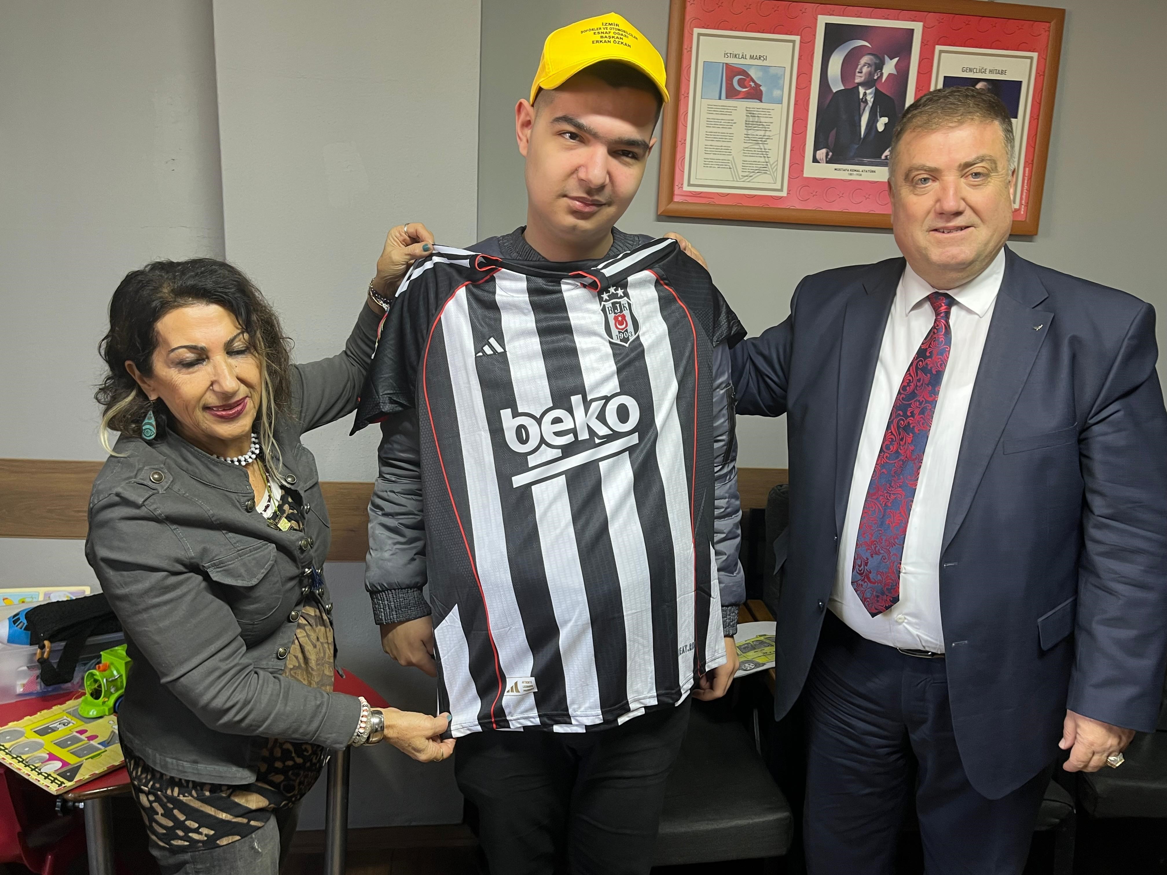 Otizmli Halil’in Taksi Sevgisi Duygulandırdı Oda Başkanı Özel Hediye Verdi (7)