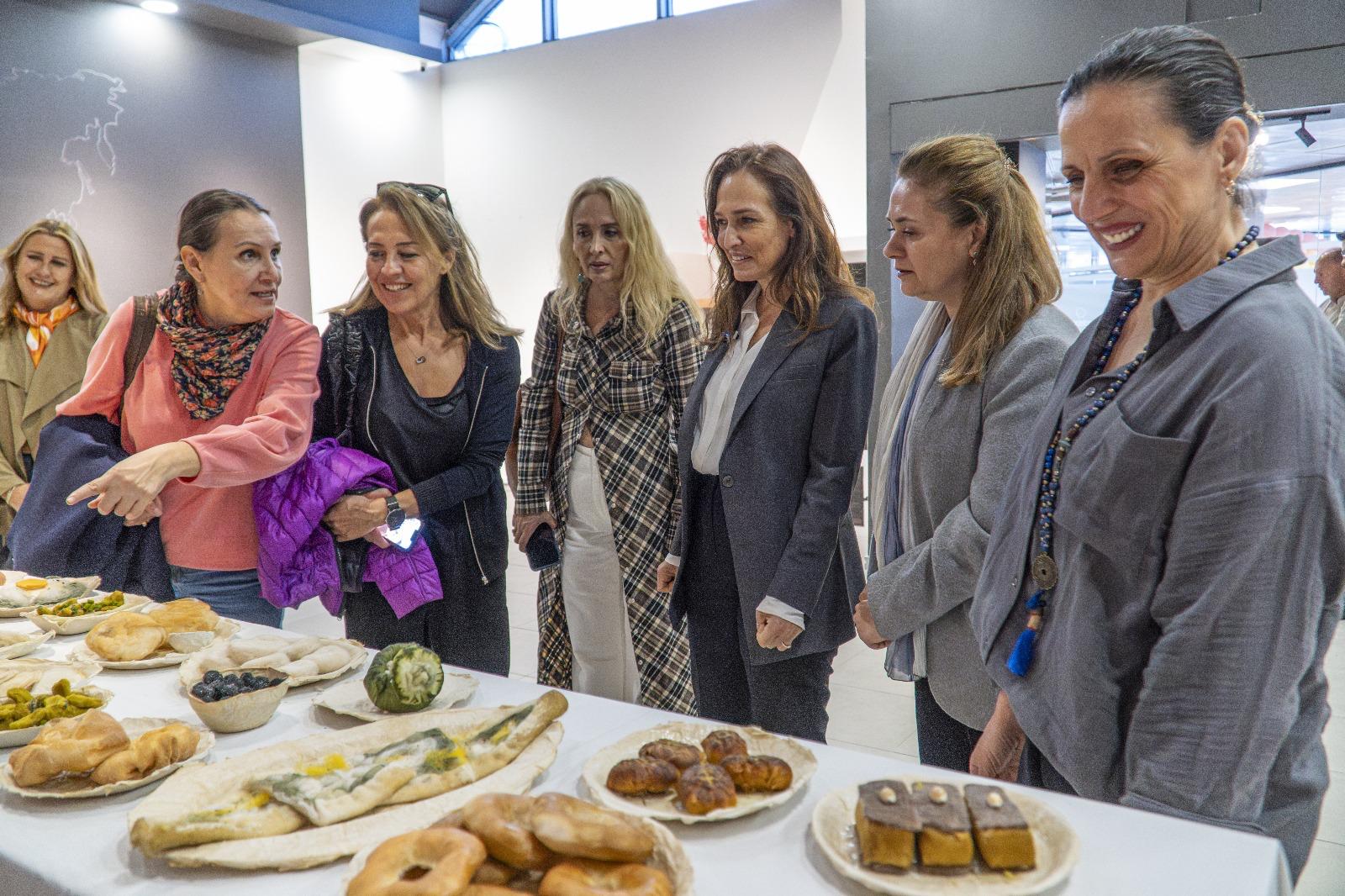 Sanat Ve Gastronomi Buluştu İzmir Sofrası Sergisi Şubat Sonuna Kadar Açık (7)