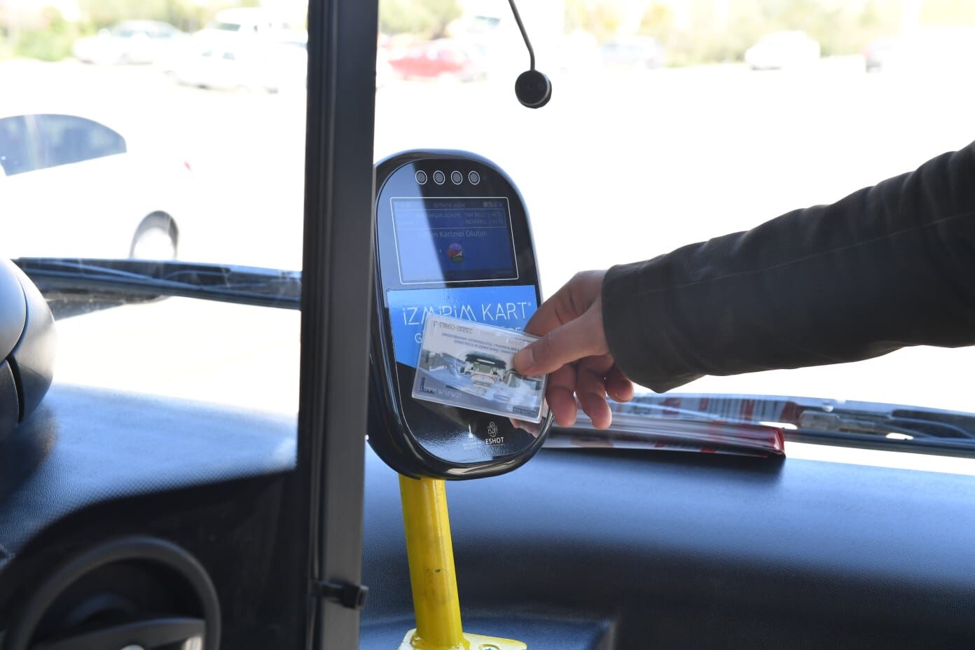 İstanbul Üniversitesi Açık ve Uzaktan Eğitim Fakültesi (AUZEF) tarafından 27-28 Aralık 2025 tarihlerinde yapılacak olan bitirme sınavları için İzmir’de önemli bir ulaşım düzenlemesi yapıldı.
