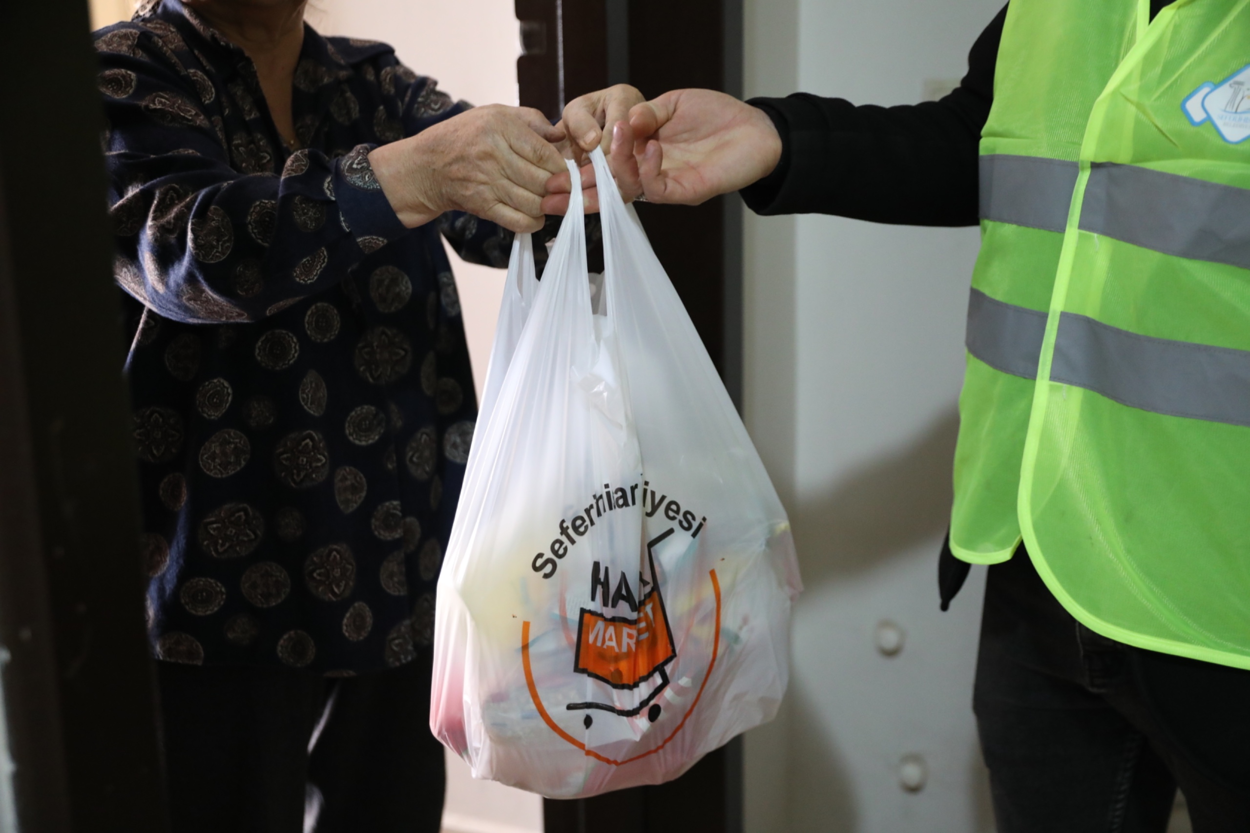 Seferihisar’da 300 Ailenin Sofrasına Sıcak Dokunuş! (2)