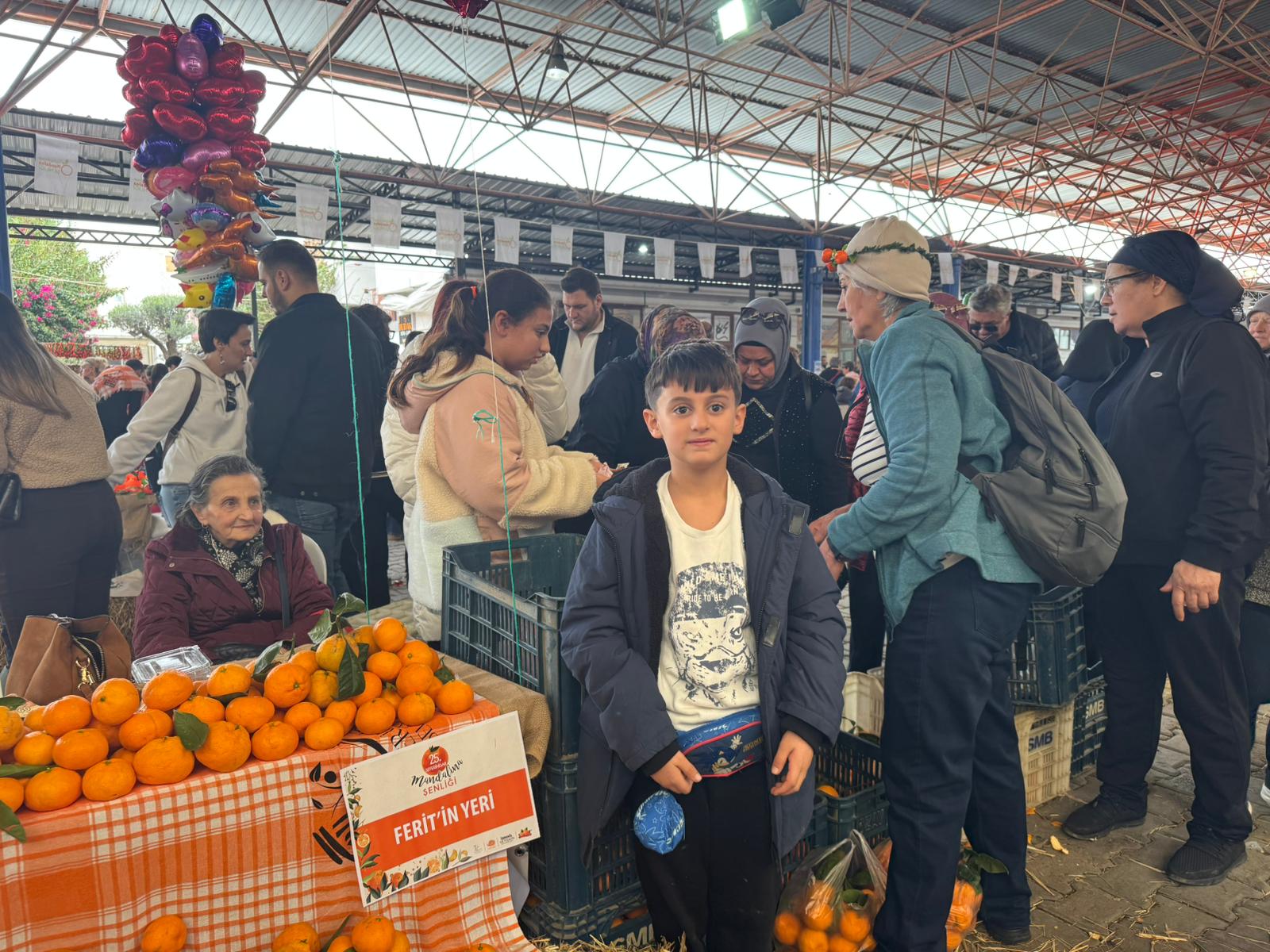 Seferihisar’da 9 Yaşındaki Ferit’in Mandalina Standı Büyük Ilgi Görüyor (2)