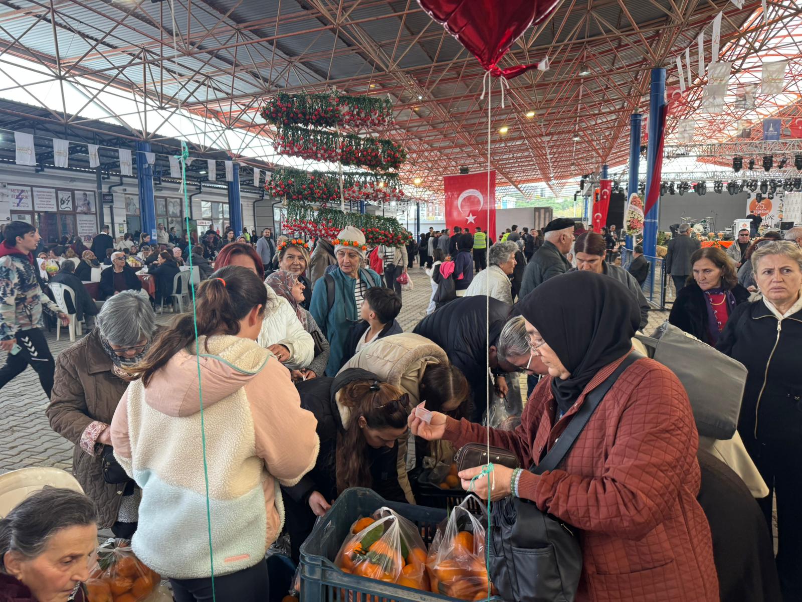 Seferihisar’da 9 Yaşındaki Ferit’in Mandalina Standı Büyük Ilgi Görüyor (3)