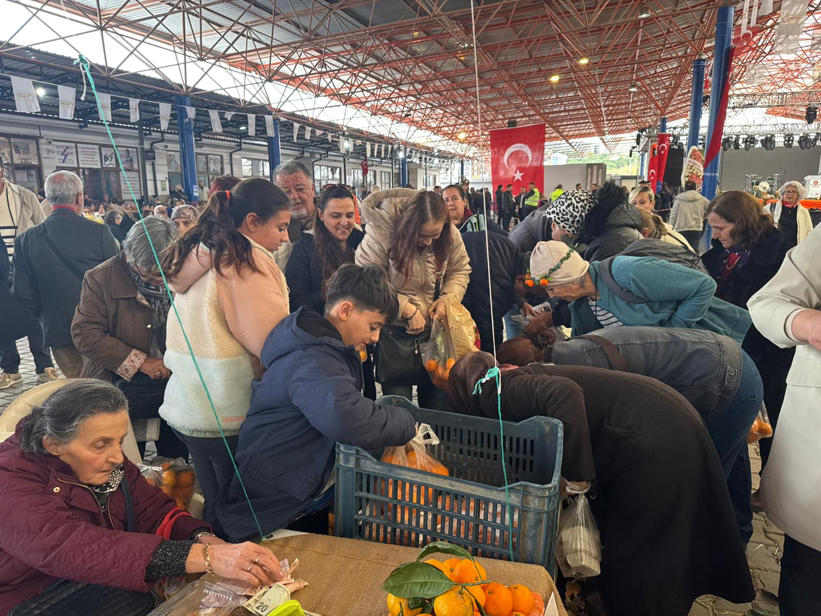 Seferihisar’da 9 Yaşındaki Ferit’in Mandalina Standı Büyük Ilgi Görüyor (4)