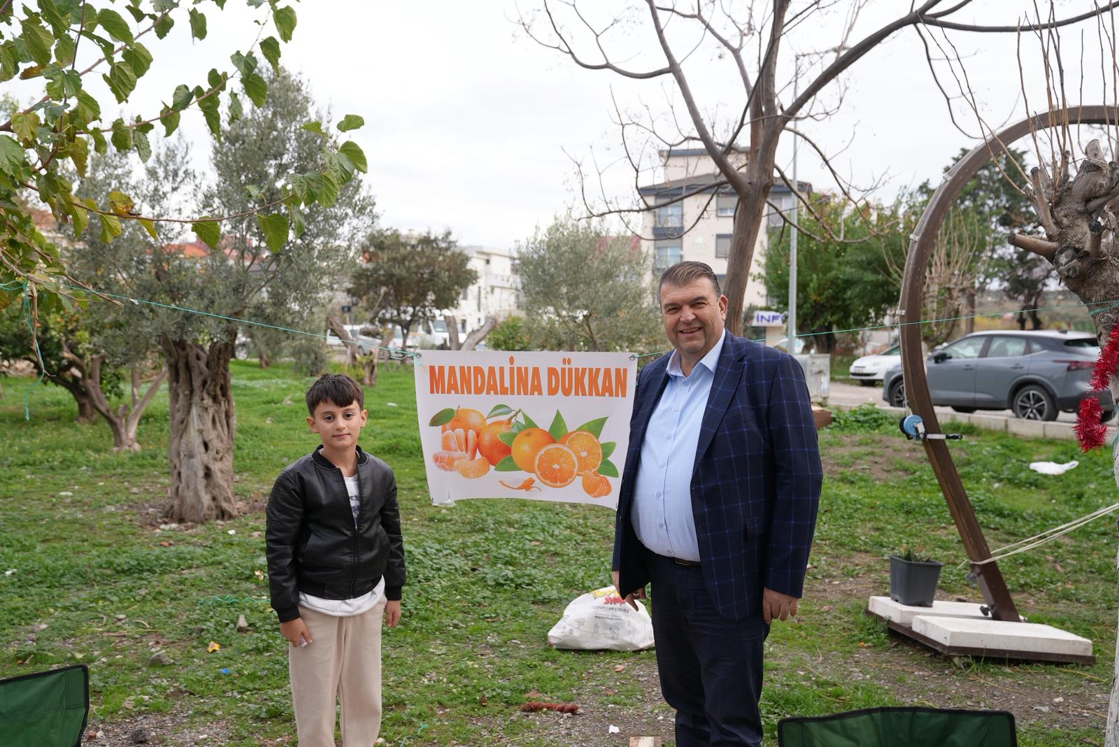 Seferihisar’da 9 Yaşındaki Ferit’in Mandalina Standı Büyük Ilgi Görüyor (5)