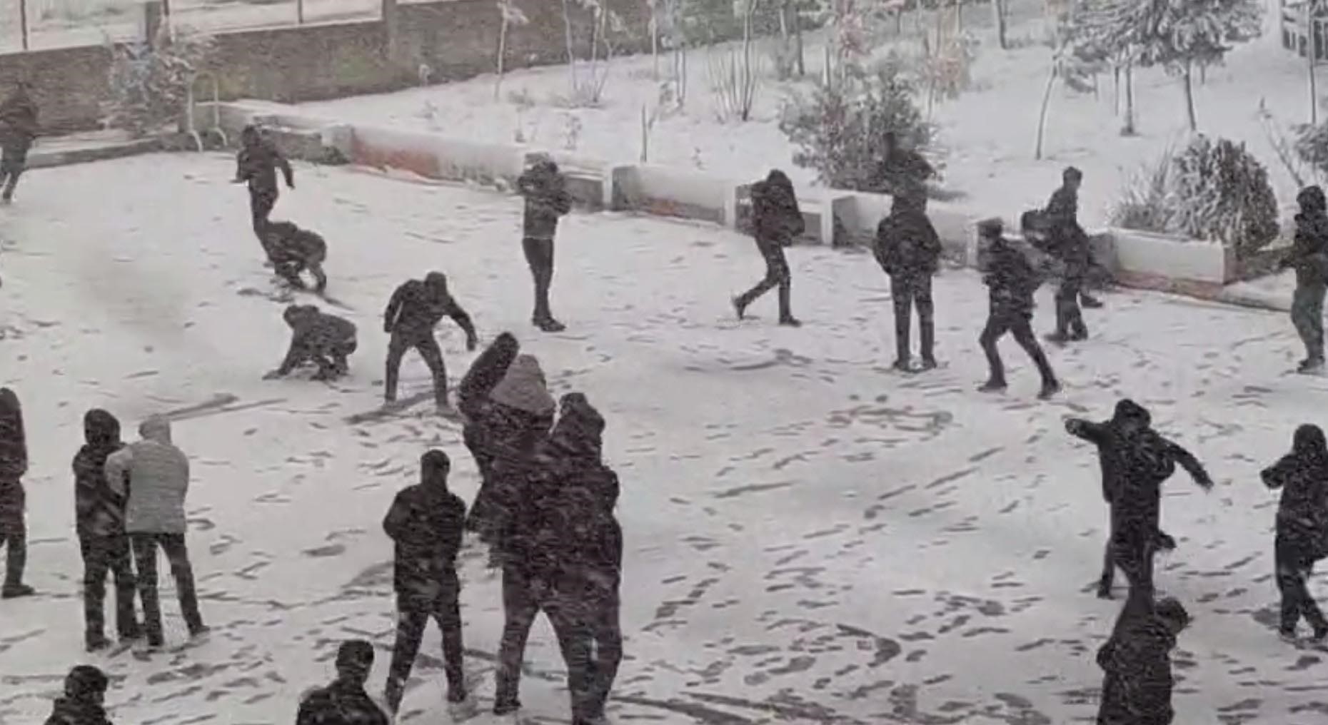 Şırnak’ta Kar Sevinci Okul Bahçelerine Taştı (1)