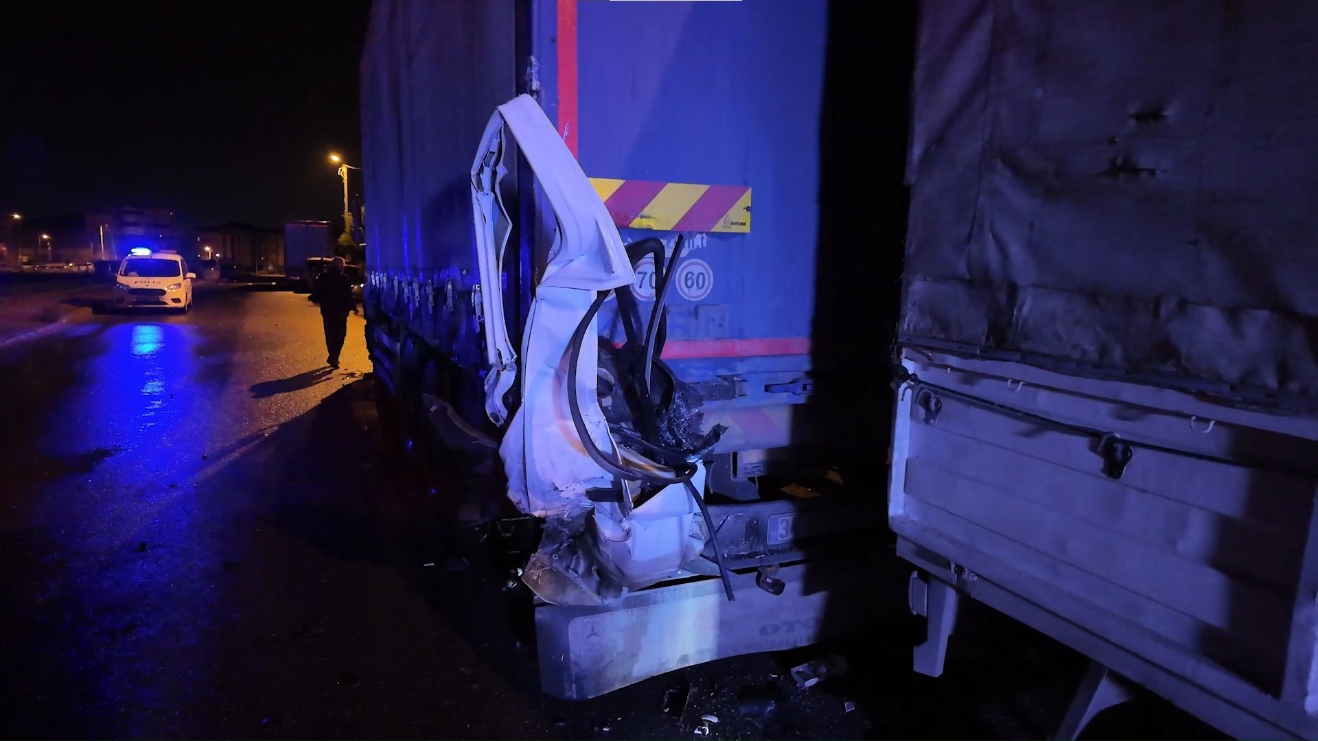 Sultanbeyli’de Zincirleme Kaza Kamyonet Tıra Saplandı! (2)