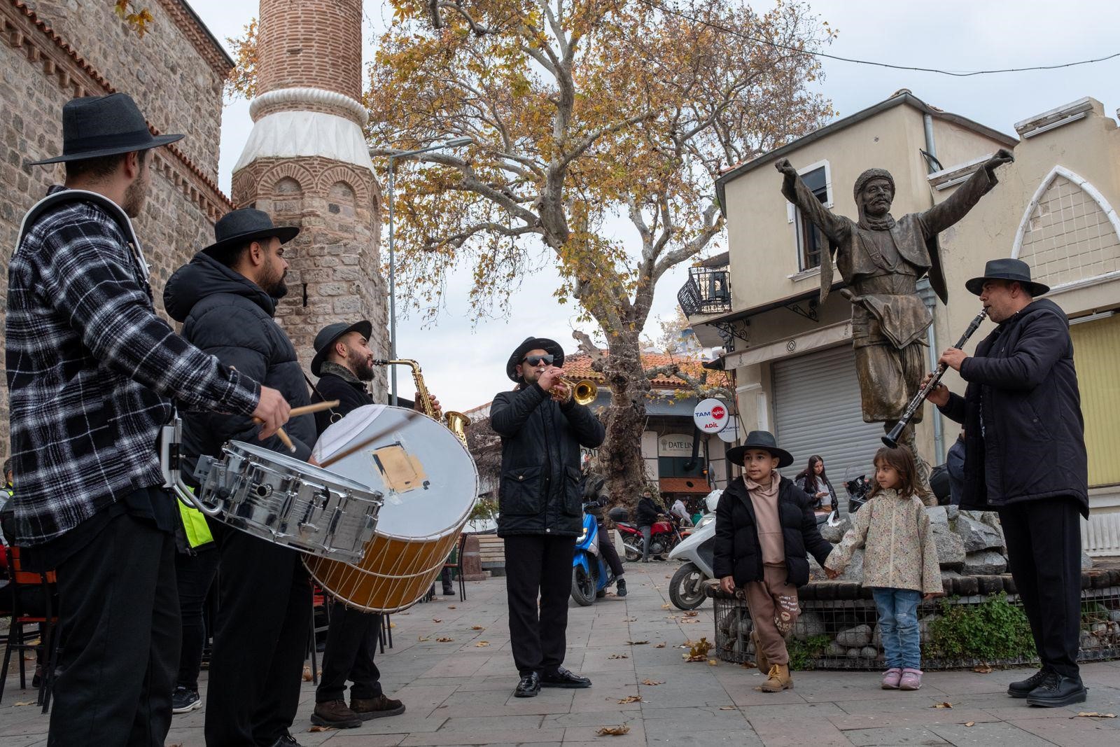 Tarihi Bergama Arastası’nda Yeni Yıl Panayırı Coşkusu