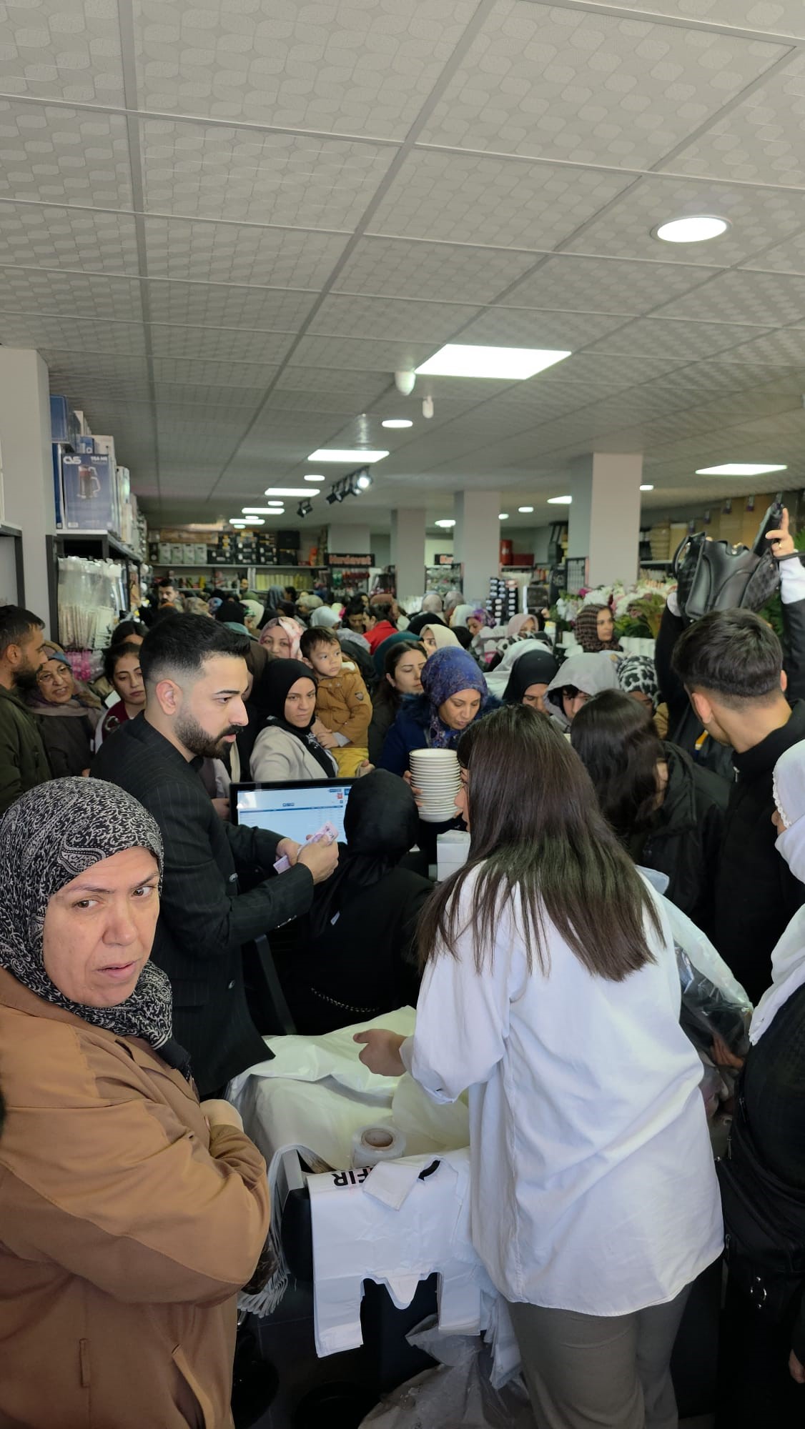 Ucuzluk Merkezi Açıldı, Izdiham Çıktı! Kadınlar Ezilme Tehlikesi Yaşadı (2)