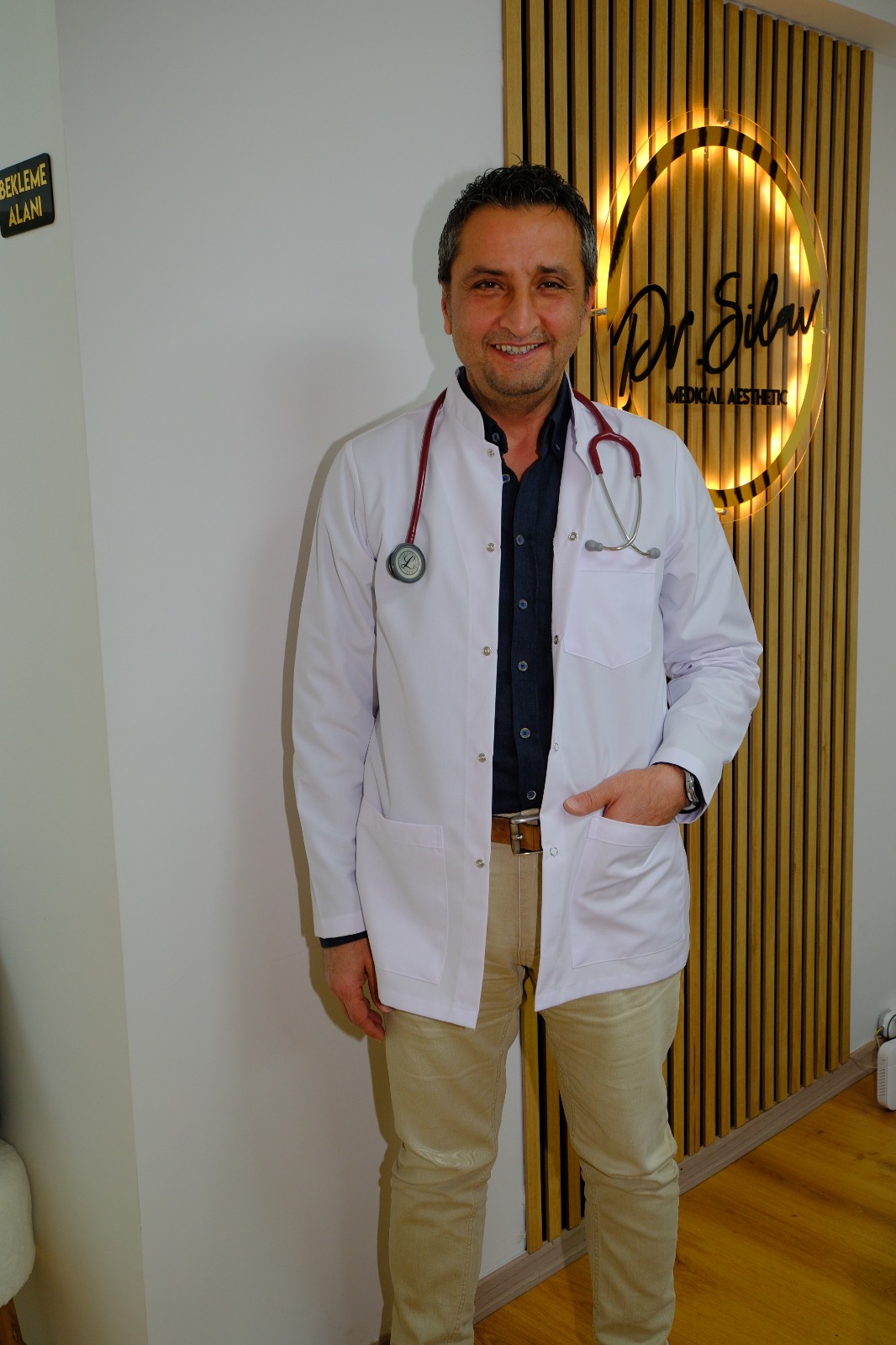 Medikal estetik ve kozmetoloji alanında son yıllarda yaşanan hızlı büyüme, beraberinde hasta güvenliği, mesleki yetkinlik ve etik uygulamalarla ilgili ciddi tartışmaları da gündeme taşıdı.