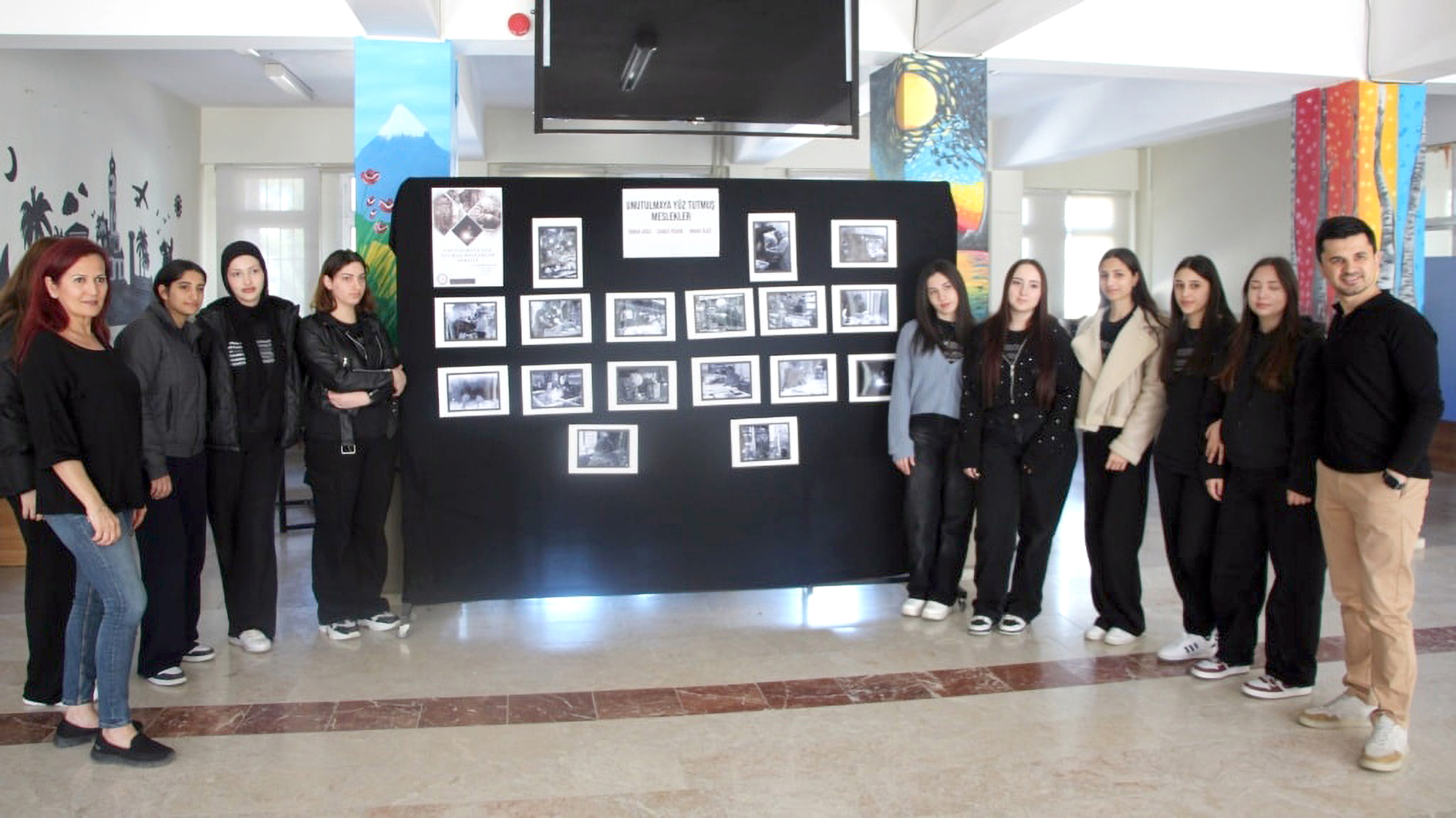 12 F Gazetecilik Öğrencilerinden Irmak Aras, Gamze Pişkin Ve Irmak Ülkü Tarafından Hazırlanan Sergide, Geçmişte Önemli Bir Yere S (1)