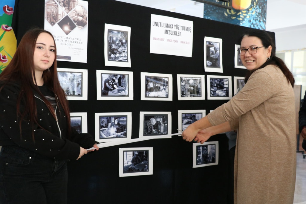 12 F Gazetecilik Öğrencilerinden Irmak Aras, Gamze Pişkin Ve Irmak Ülkü Tarafından Hazırlanan Sergide, Geçmişte Önemli Bir Yere