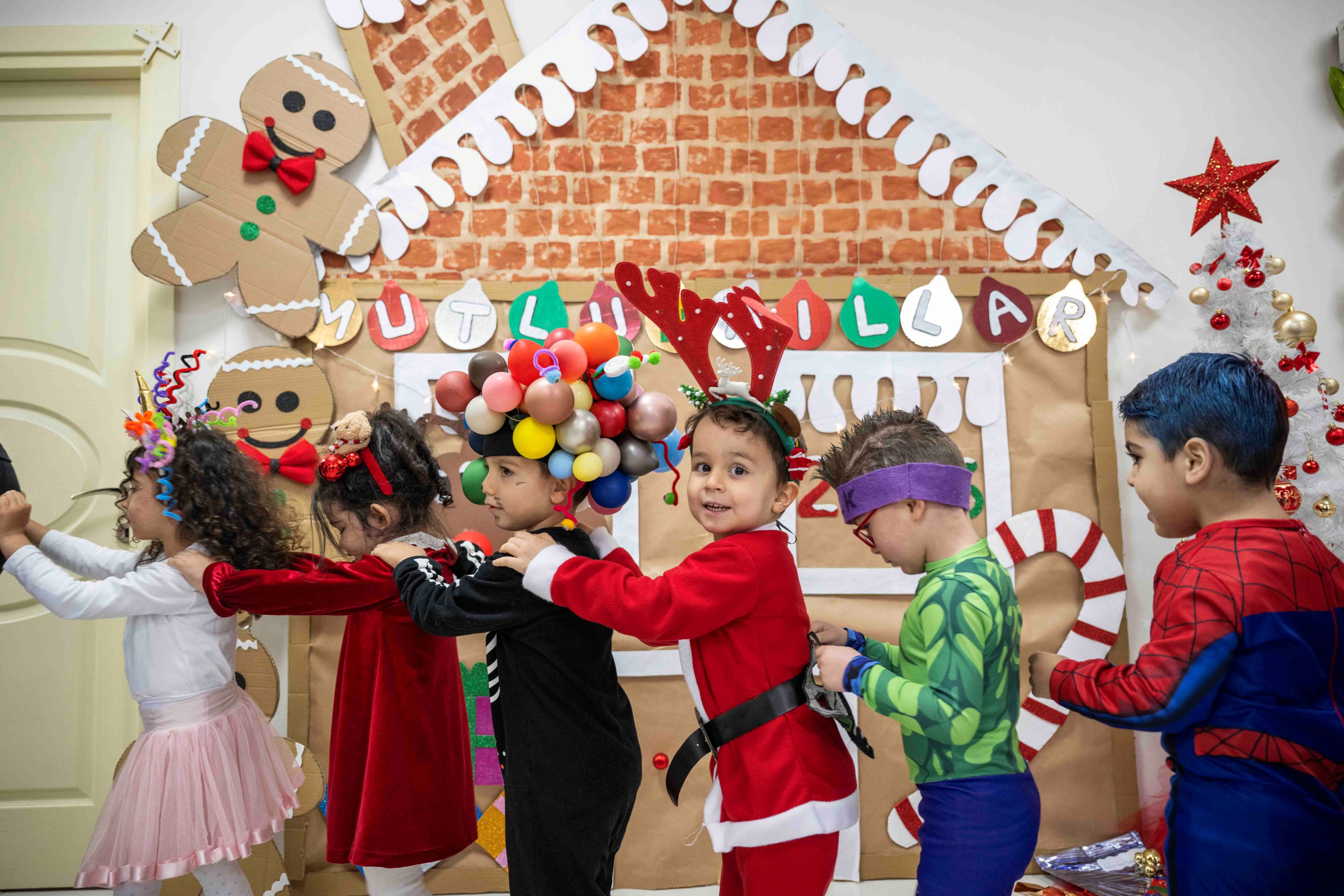 Bornova Belediyesi’nin Çocuk Oyun ve Aktivite Merkezlerinde düzenlenen yılbaşı etkinlikleri, 3–6 yaş arasındaki miniklere unutulmaz anlar yaşattı.