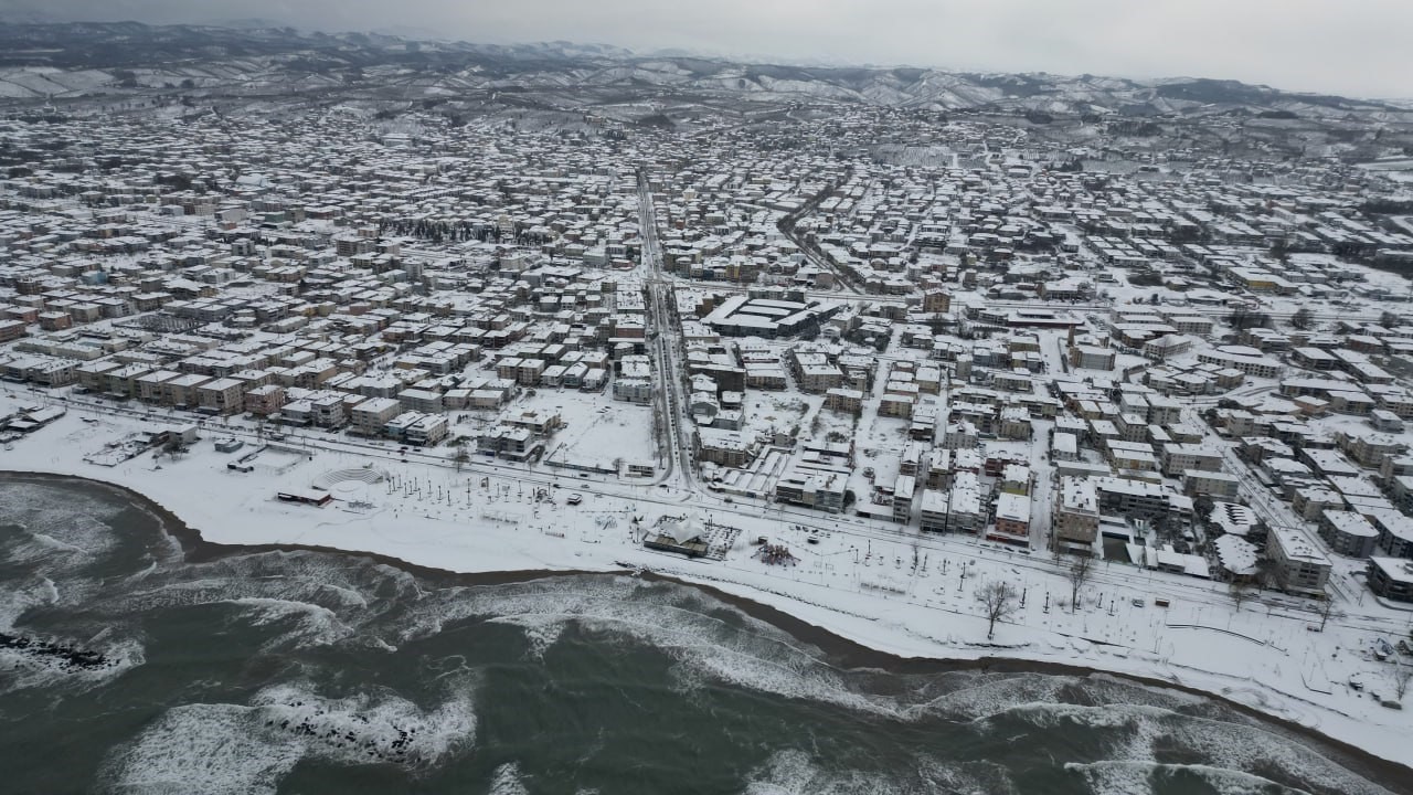Kar ve Karadeniz aynı karede: Gören dönüp bir daha baktı
