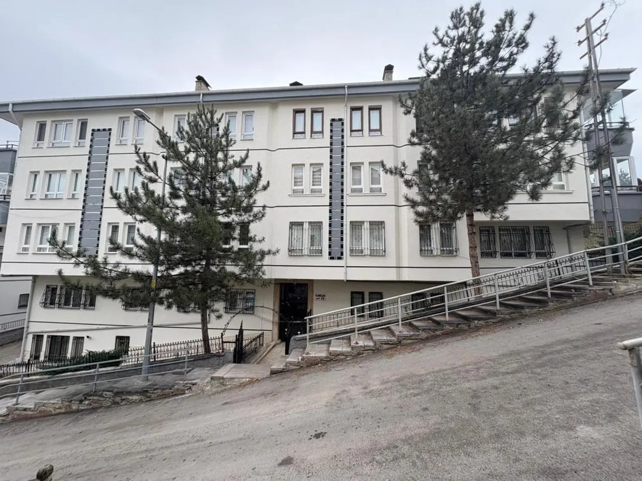 Ankara'da Büyük Panik! Kolonları Çöken Apartman Tahliye Edildi (1)