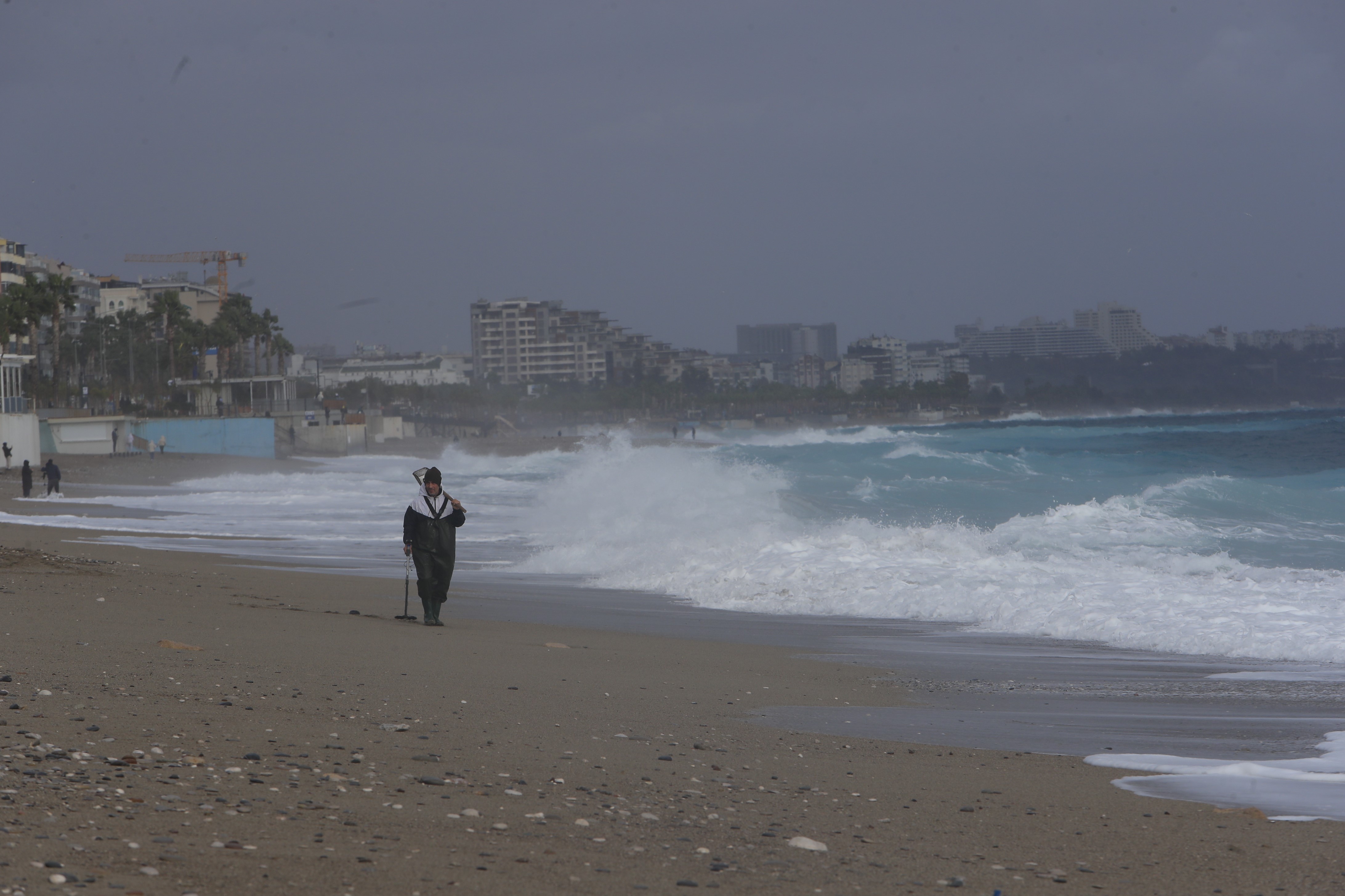 Antalya’da Fırtına Esti, Define Avcıları Sahile Indi (2)