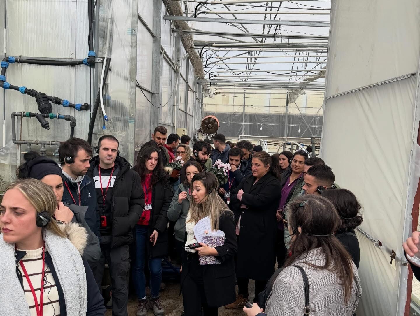 Avrupa’dan Gelen Öğrenciler Bayındır’ın Çiçek Seralarında (1)