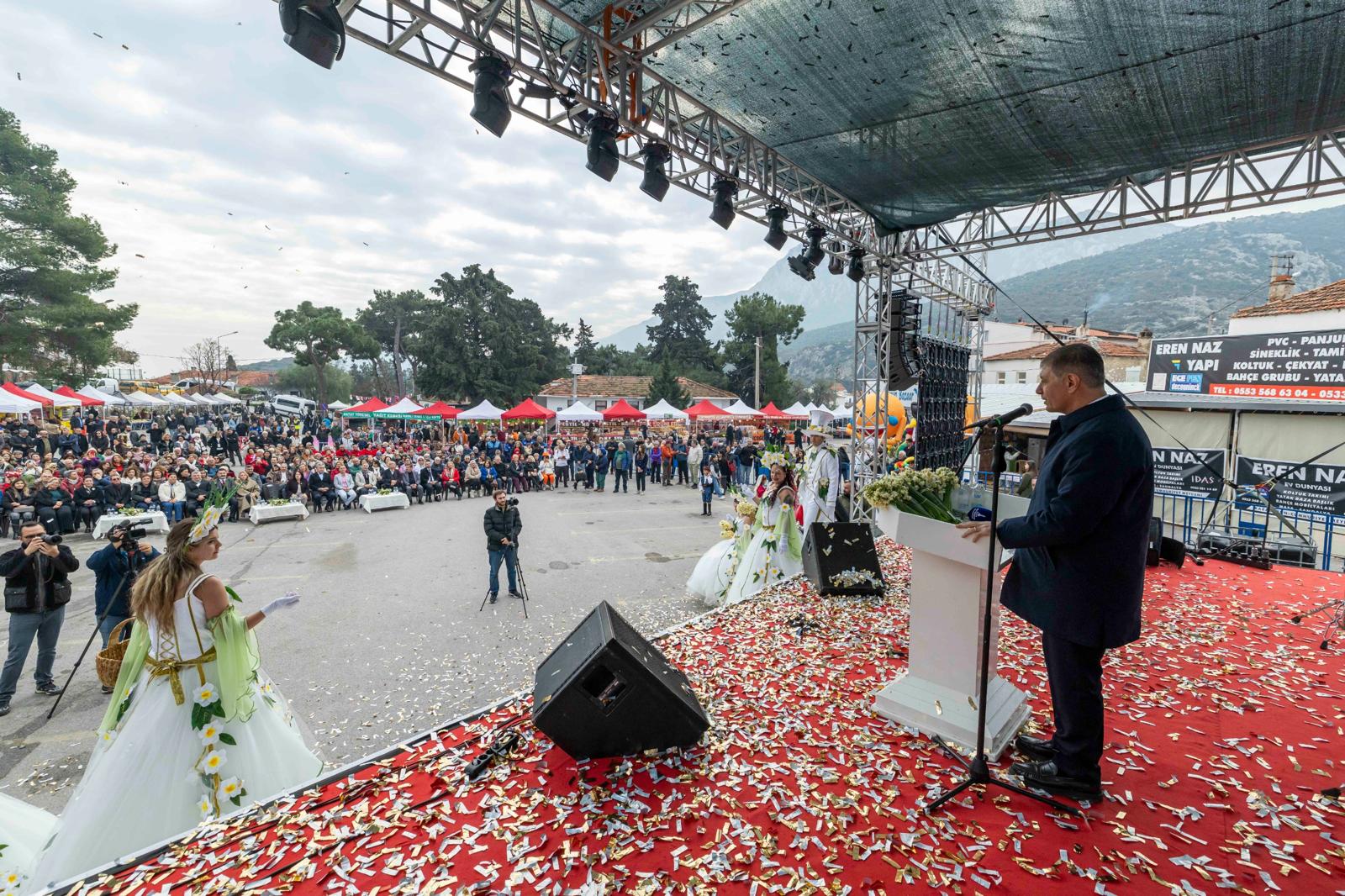 Başkan Tugay Nergis Festivali'nde 'Üreticinin Emeğini Koruyacağız' (11)