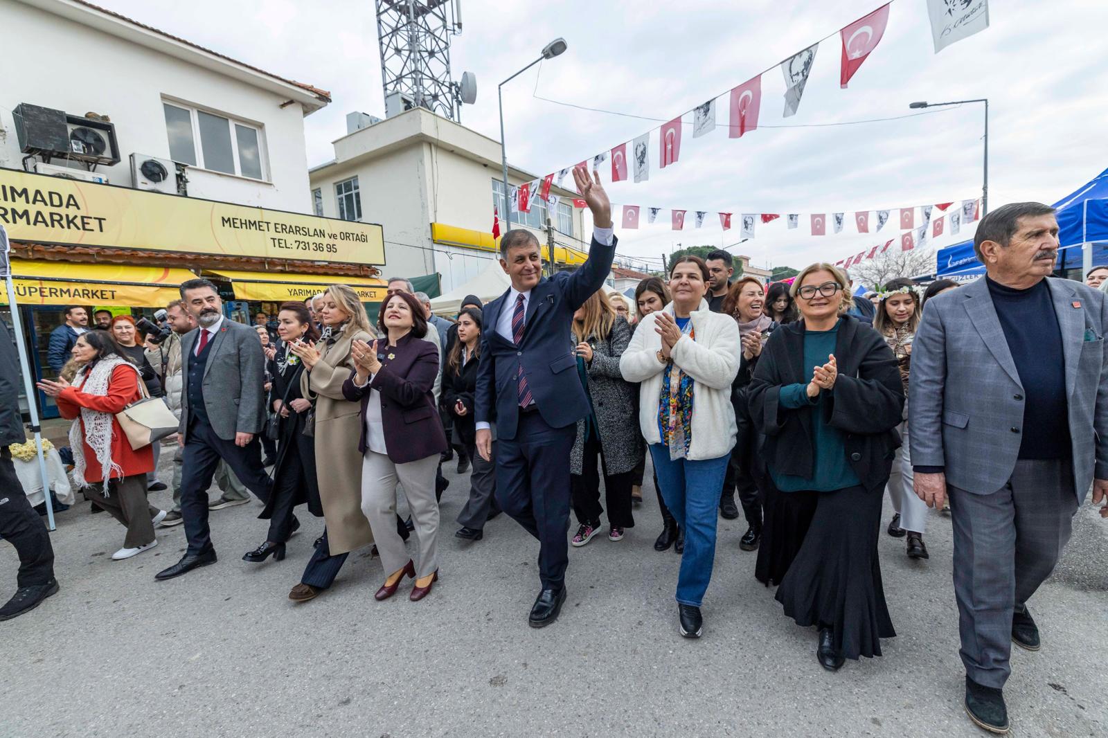 Başkan Tugay Nergis Festivali'nde 'Üreticinin Emeğini Koruyacağız' (12)