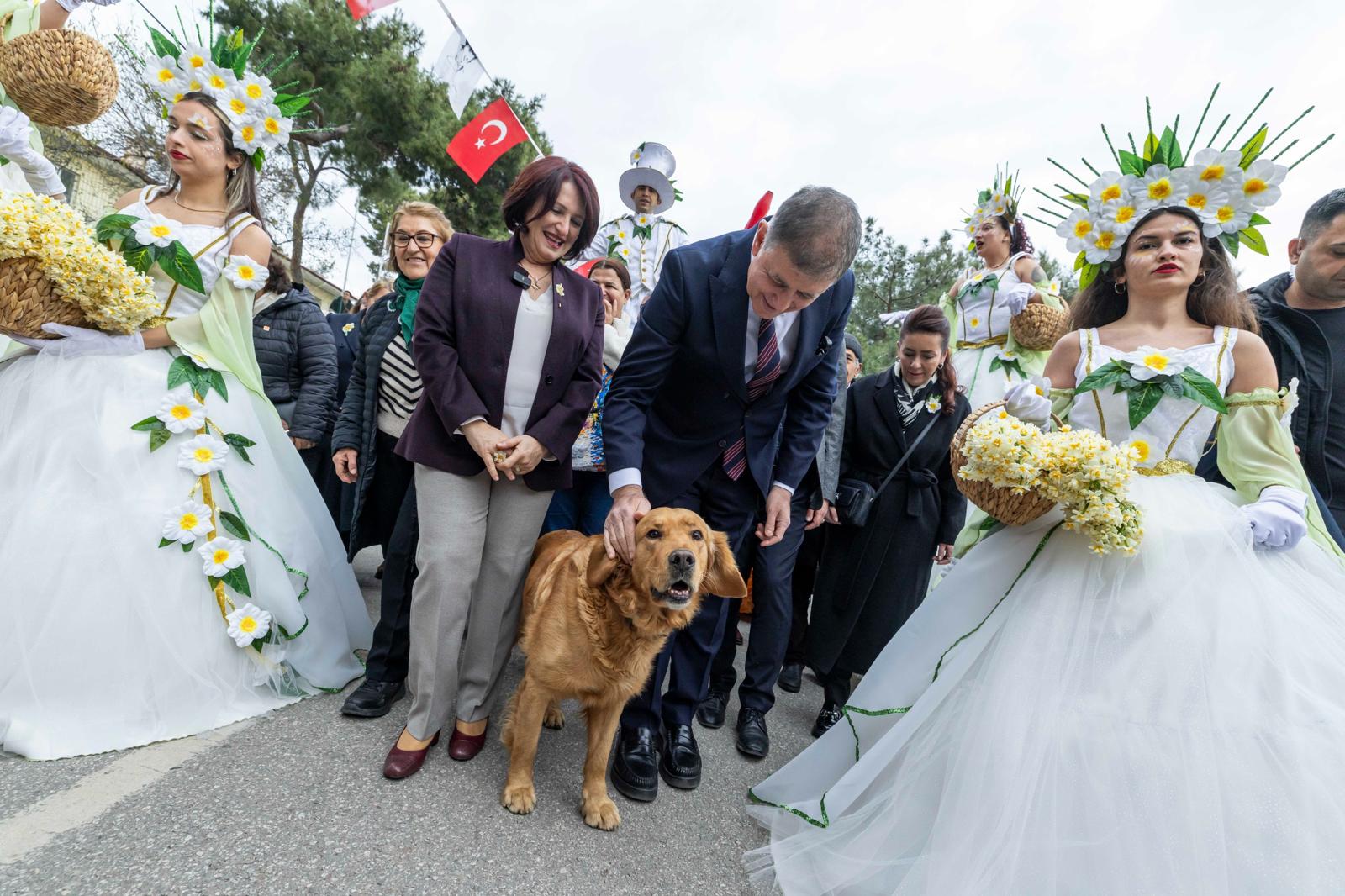 Başkan Tugay Nergis Festivali'nde 'Üreticinin Emeğini Koruyacağız' (13)