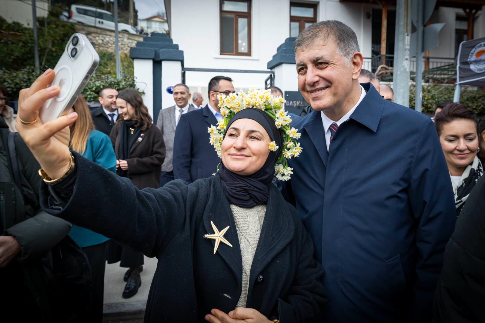 Başkan Tugay Nergis Festivali'nde 'Üreticinin Emeğini Koruyacağız' (4)