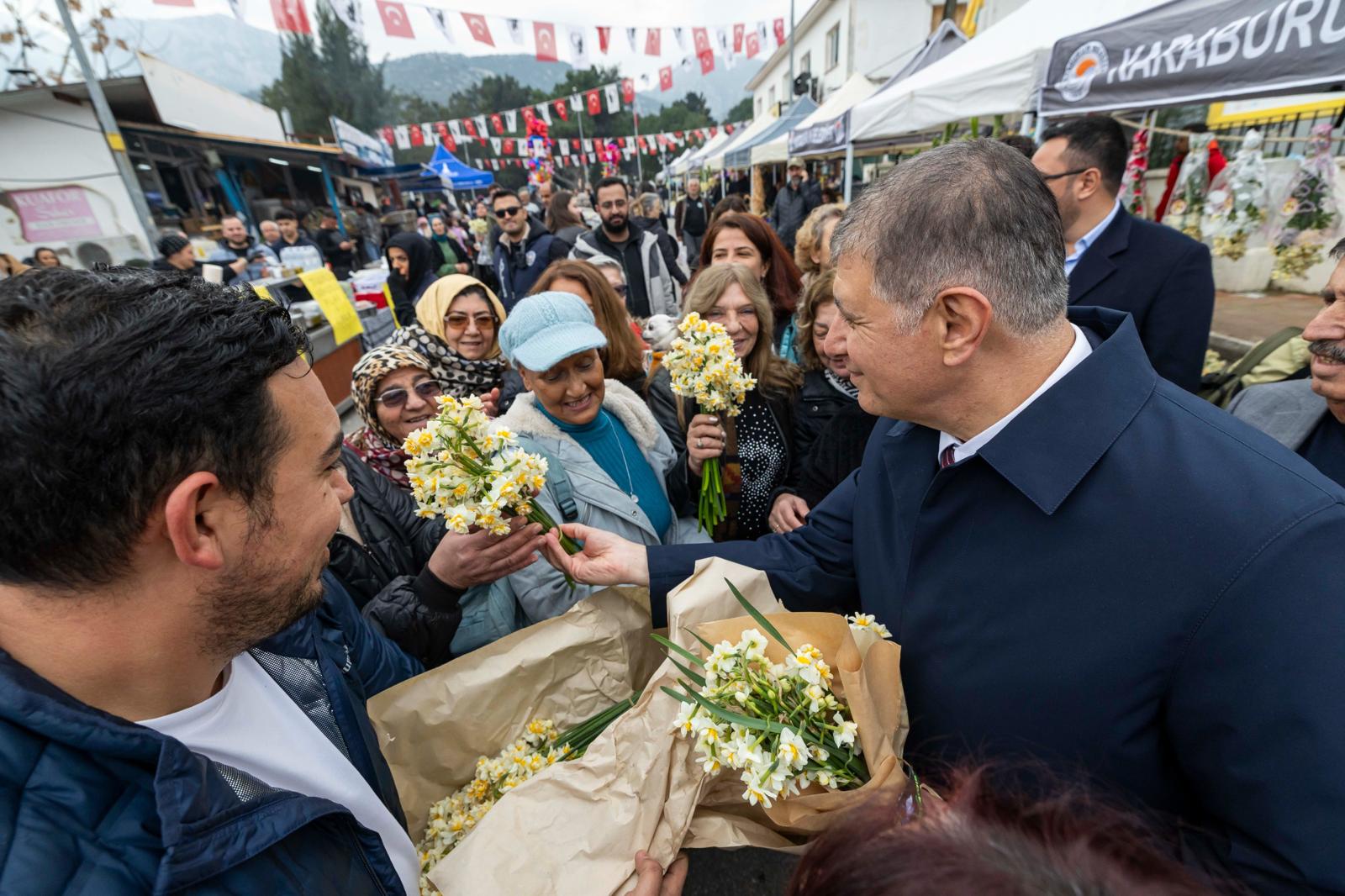 Başkan Tugay Nergis Festivali'nde 'Üreticinin Emeğini Koruyacağız' (5)