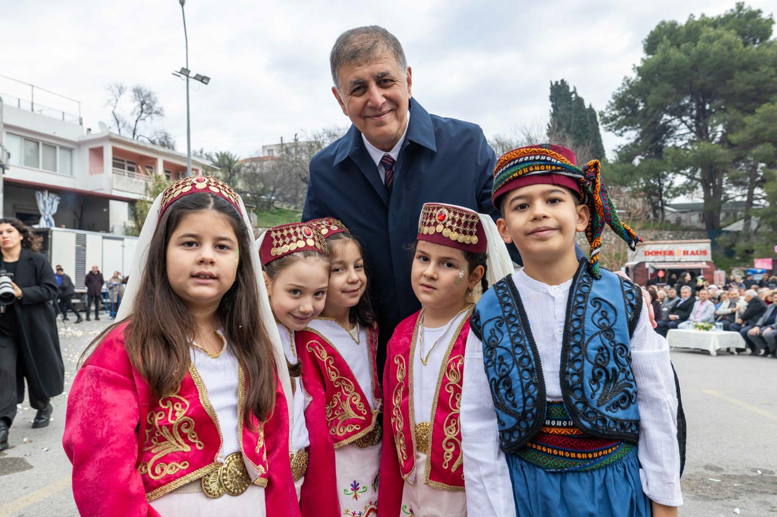 Başkan Tugay Nergis Festivali'nde 'Üreticinin Emeğini Koruyacağız' (9)