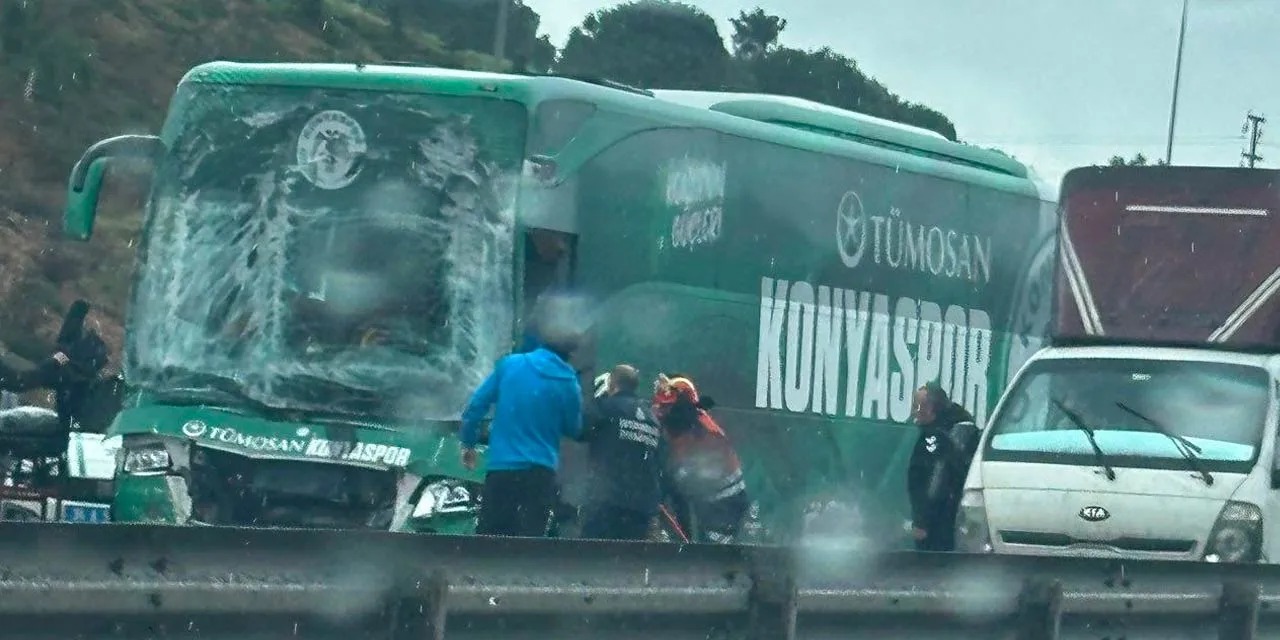 Beşiktaş Deplasmanına Gidiyorlardı... Süper Lig Ekibi Trafik Kazası Yaptı! (1)