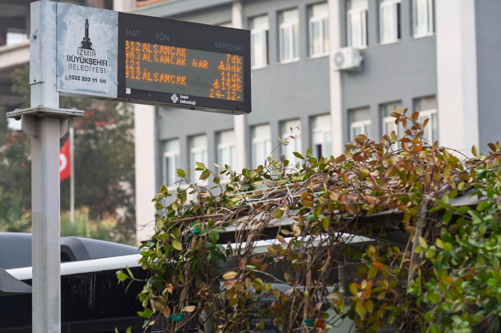 Betonun Içinden Yeşeren Umut İzmir’de Duraklar Nefes Alıyor (7)