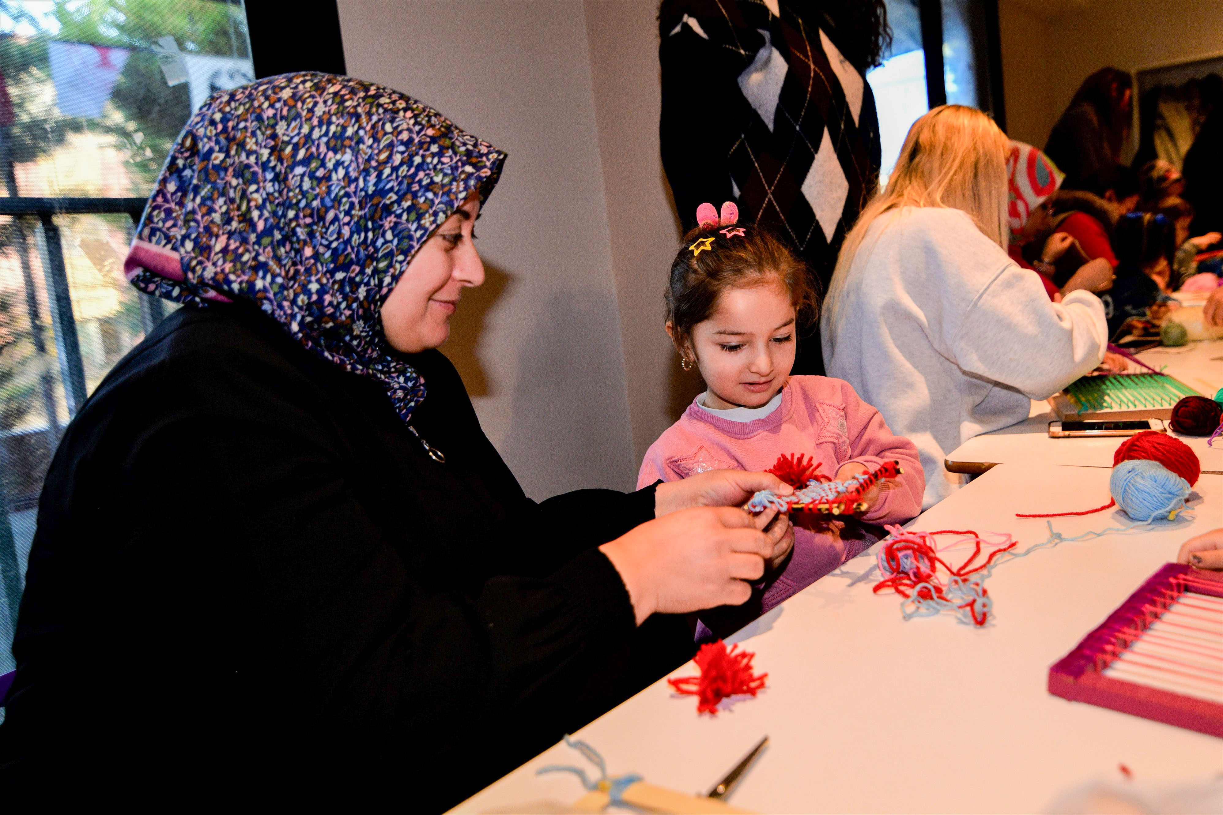 Bornova’da Minik Eller Dokuma Tezgâhında (1)