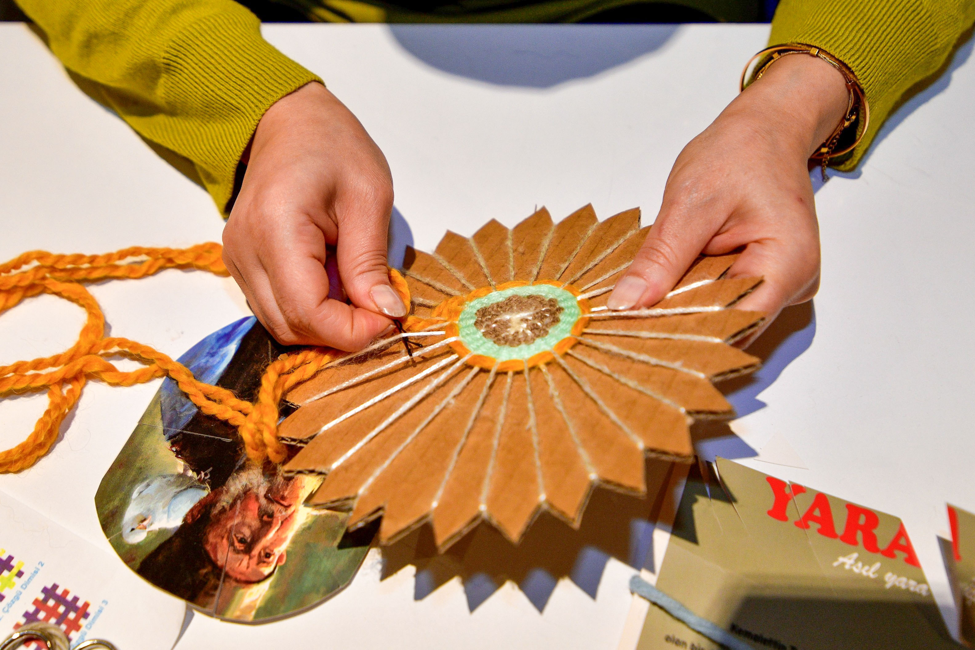 Bornova’da Minik Eller Dokuma Tezgâhında (2)