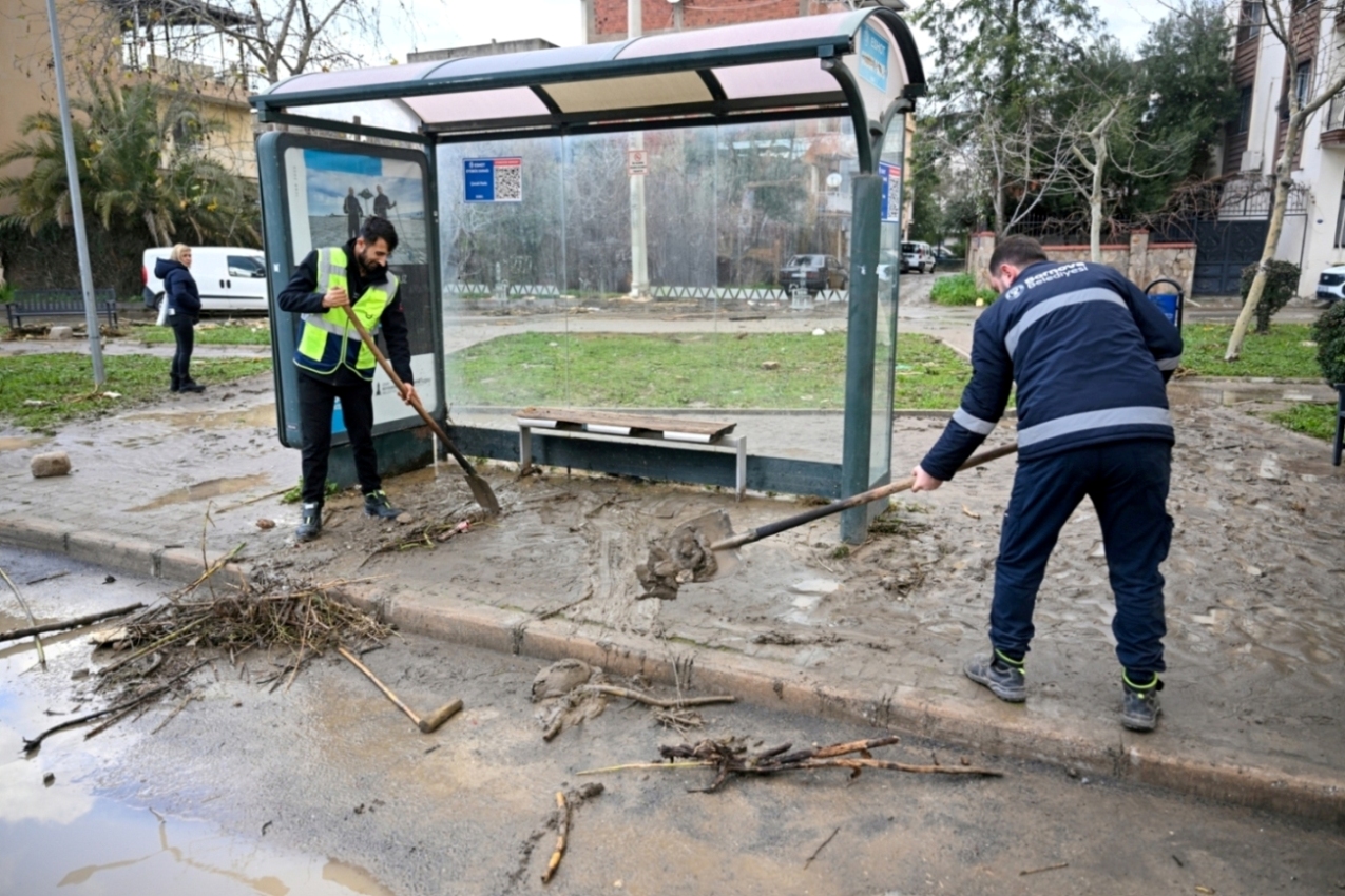 Bornova’yı Sel Vurdu! Başkan Eşki Sabaha Kadar Sahadaydı (1)